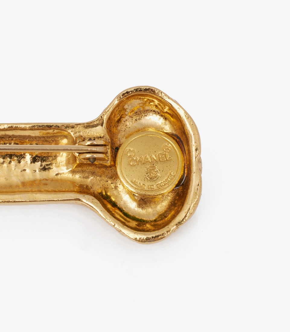 Chanel Gripoix Glass Gold Tone Logo Brooch - 4