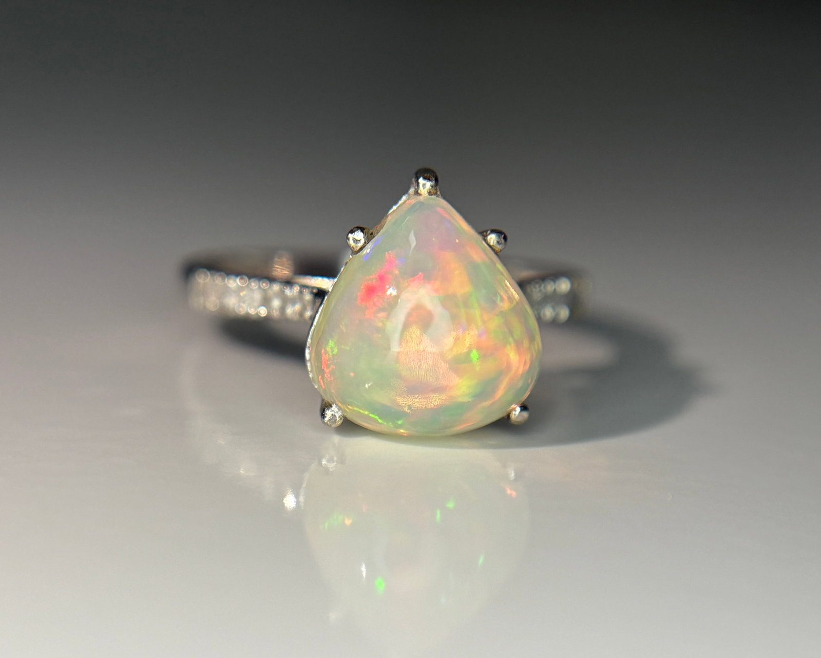Beautiful Natural Fire Opal 2.16 CT Ring With Natural Diamond and 18k Gold: Title: Beautiful Natural Fire Opal 2.16 CT Ring With Natural Diamond and 18k Gold Description: Beautiful Natural Fire Opal Ring With Diamonds and 18k Gold. 2.16 CTS. Natural Fire Opal