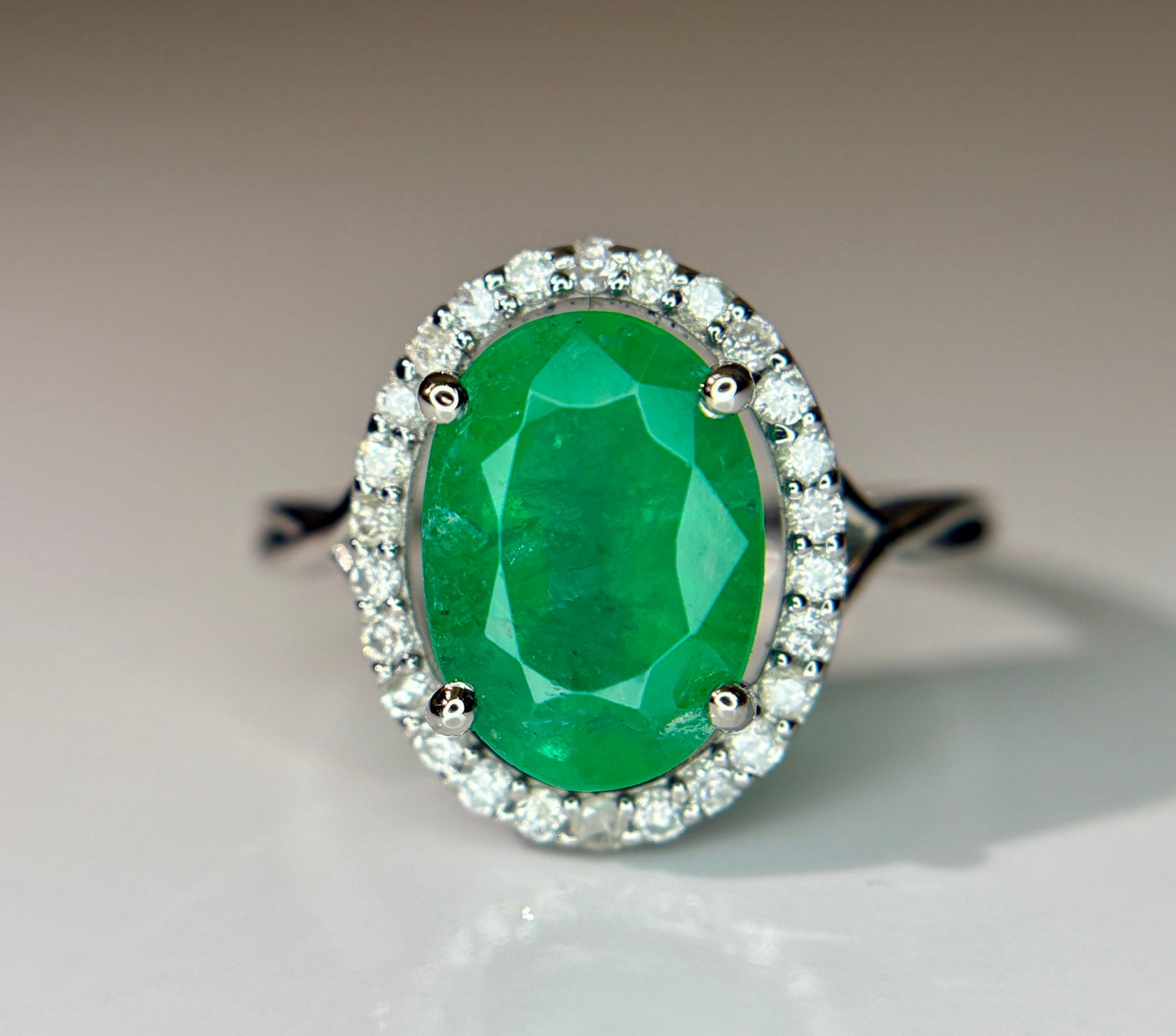 Beautiful 2.70 CT Natural Emerald Ring With Natural Diamonds & Platinum 950: Title: Beautiful 2.70 CT Natural Emerald Ring With Natural Diamonds & Platinum 950 Description: Beautiful 2.70 CT Natural Emerald Ring With Natural Diamonds & Platinum 950 Description: Total
