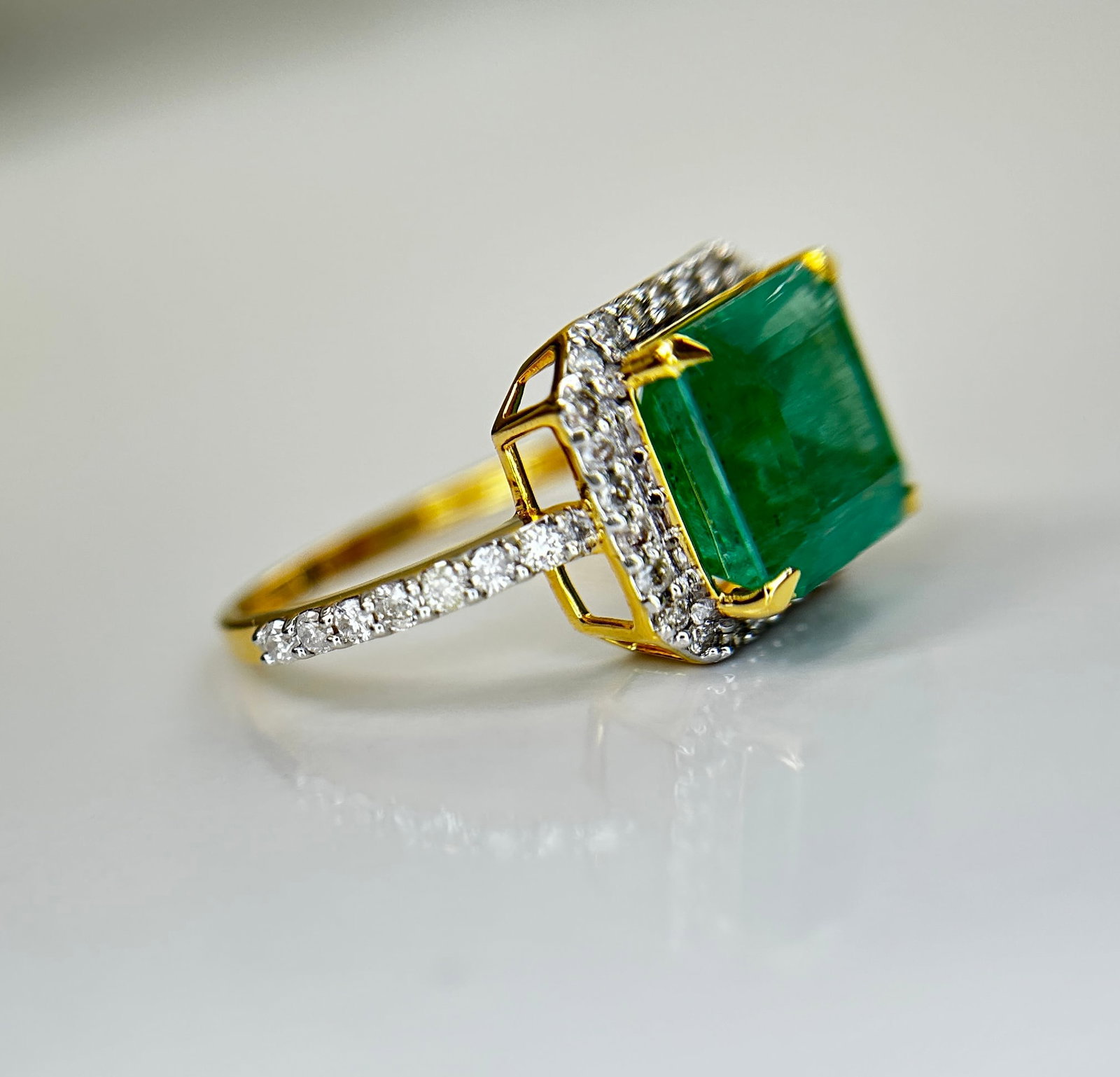 Beautiful Natural Columbian Emerald 3.74 CT With Natural Diamonds & 18k Gold - 4