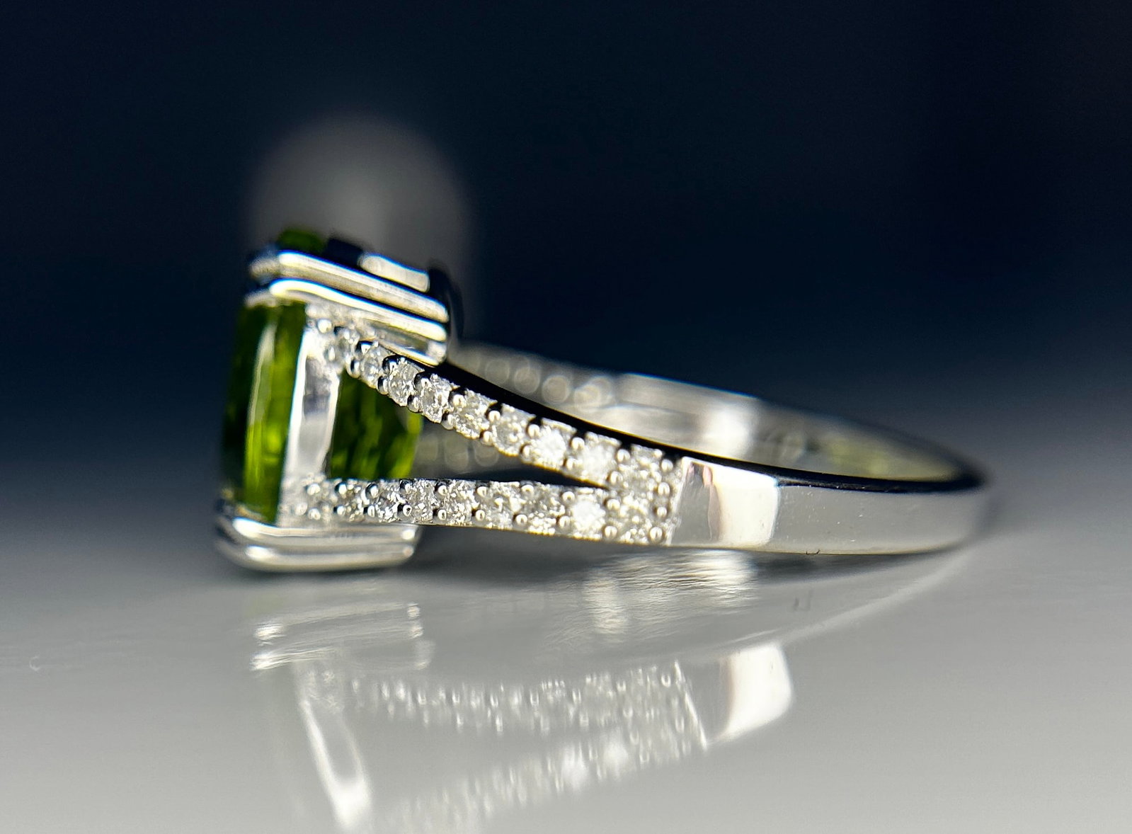 Beautiful 4.41 CT Natural Peridot With Natural Diamonds & 18k Gold - 6