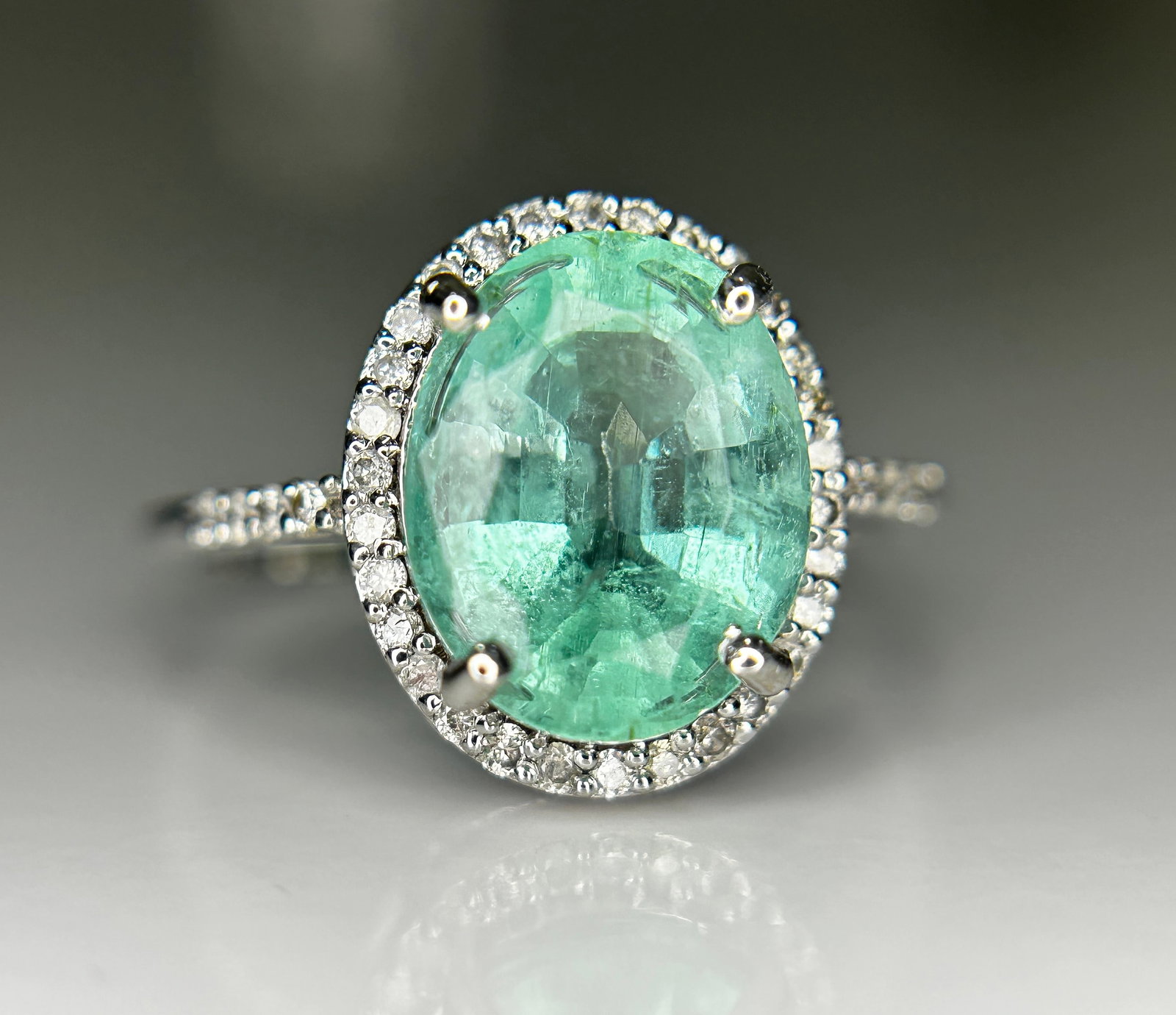 Beautiful 2.75 CT Untreated Columbian Natural Emerald Ring With Diamonds & 18k Gold: Title: Beautiful 2.75 CT Untreated Columbian Natural Emerald Ring With Diamonds & 18k Gold Description: Beautiful 2.75 CT Untreated Natural Emerald Ring With Diamonds & 18k Gold Description: