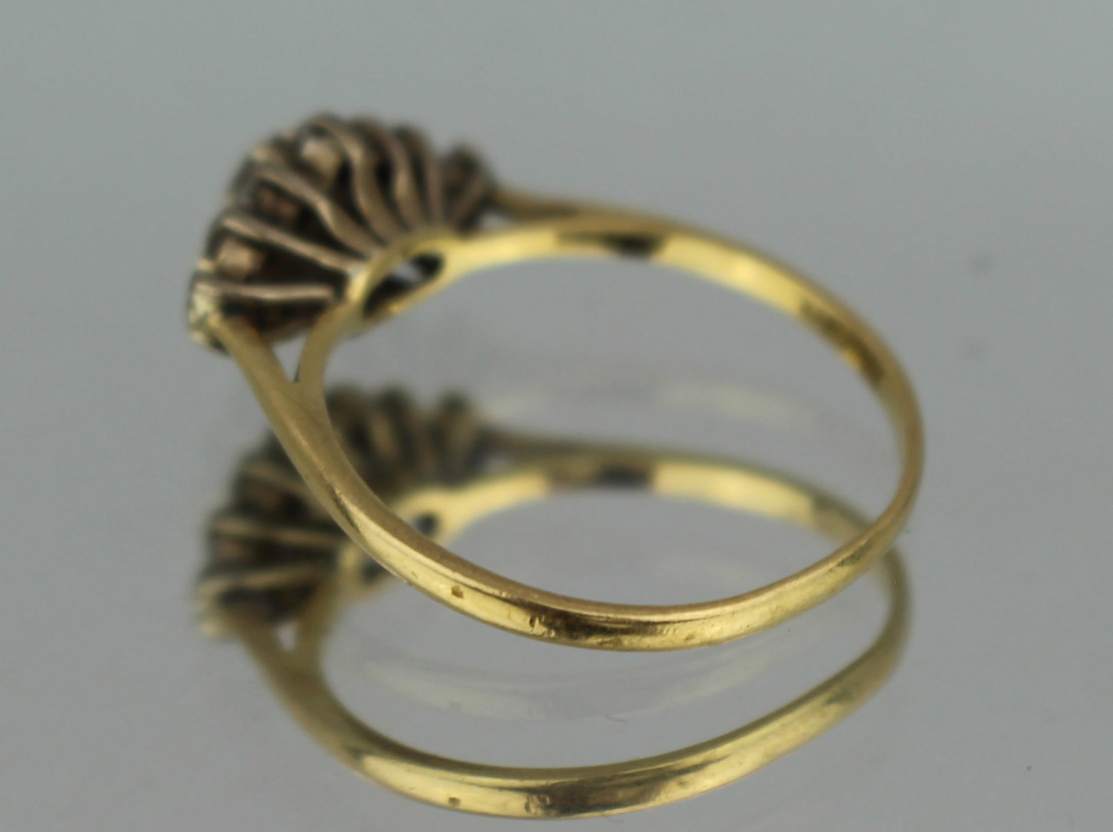 Title: Vintage Diamond 18ct Yellow Gold Ring Description: Vintage Diamond 18ct Yellow Gold Ring - 7