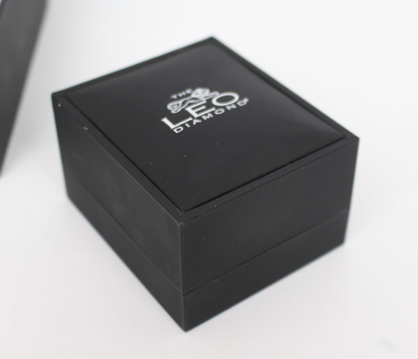 Title: Leo Diamond Platinum Ring with 0.33 Carat Natural Diamond Description: Leo Diamond Platinum - 12