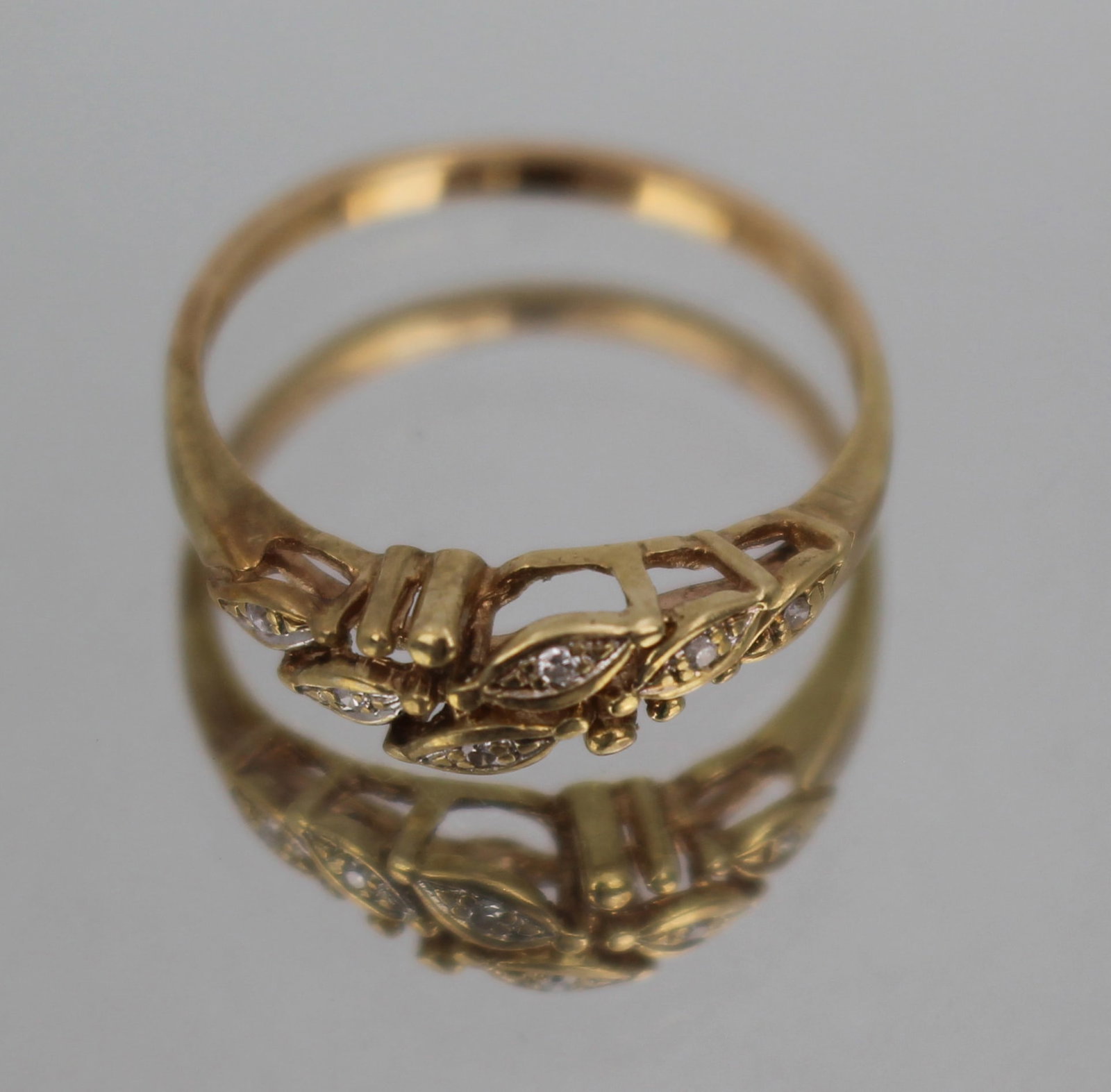 Title: Floral Gold Ring Description: Vintage Gold Ring with Diamond-Like Stones – Elegant Marq: Title: Floral Gold Ring Description: Vintage Gold Ring with Diamond-Like Stones – Elegant Marquise Design This exquisite vintage ring features a delicate, nature-inspired design with