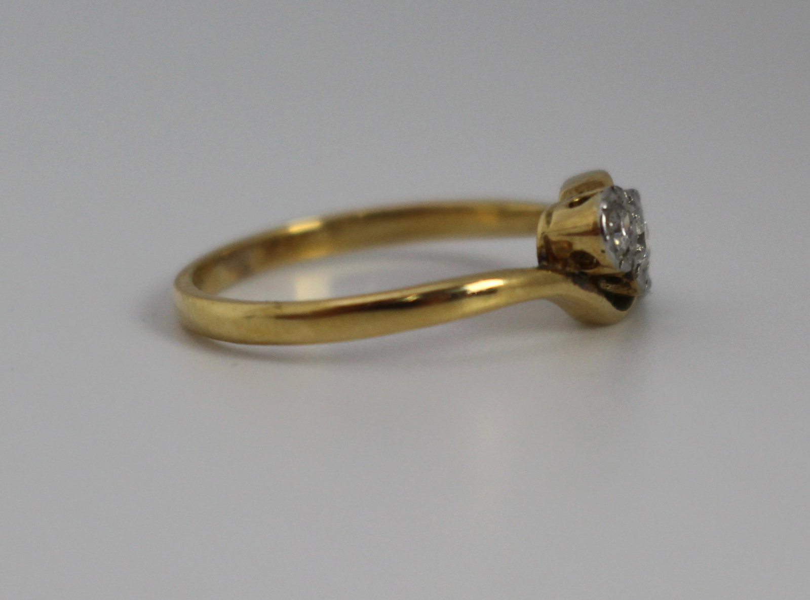 Title: Vintage Diamond Three Stone 18ct Gold Ring Description: Mid-20th Century Diamond Three- - 6