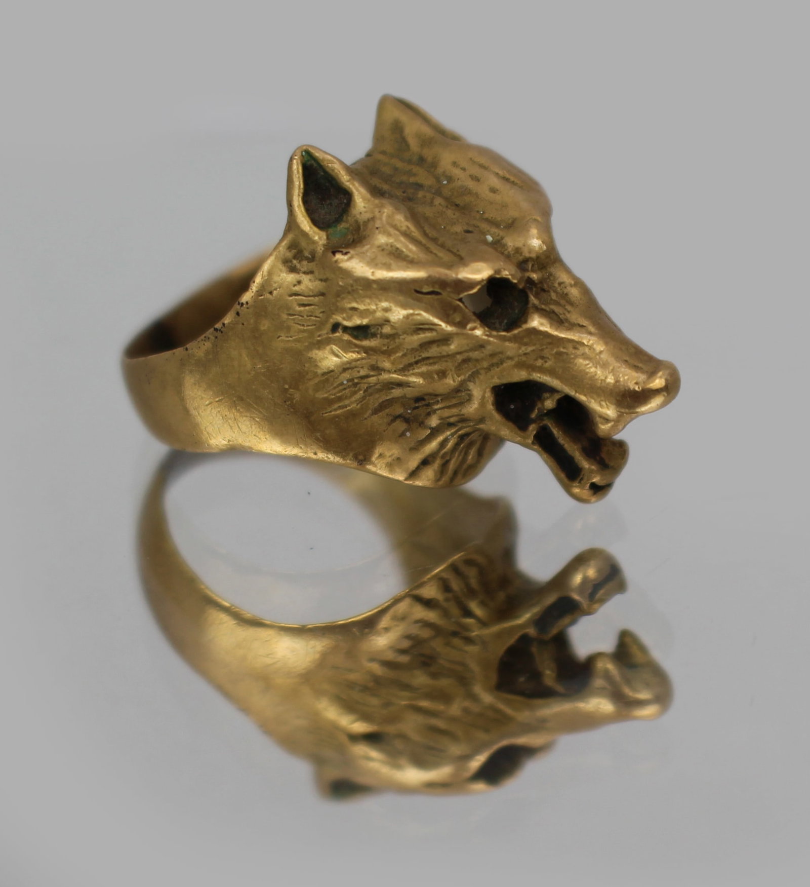 Title: Vintage Wolf Head Ring Description: Vintage Wolf Head Ring A striking vintage wolf head ring,: Title: Vintage Wolf Head Ring Description: Vintage Wolf Head Ring A striking vintage wolf head ring, crafted in a gold-toned metal. Design: Detailed wolf head motif with sculpted fur texture Open