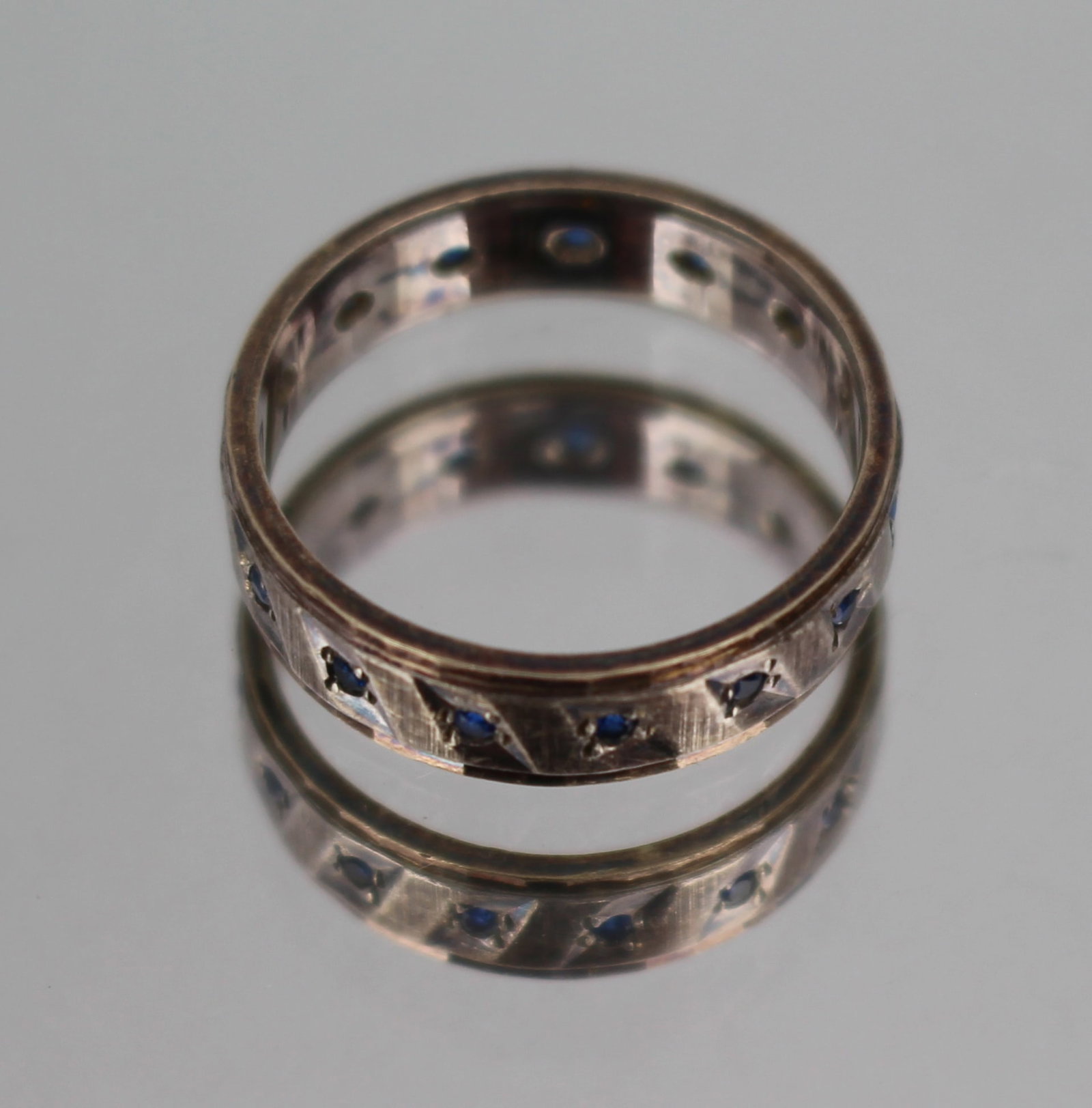 Title: Vintage Silver & 9ct Gold Ring Description: Vintage Silver & 9ct Gold Ring Condition: Used: Title: Vintage Silver & 9ct Gold Ring Description: Vintage Silver & 9ct Gold Ring Condition: Used Delivery option: Collection & Delivery Location: WR1 Category: Antiques