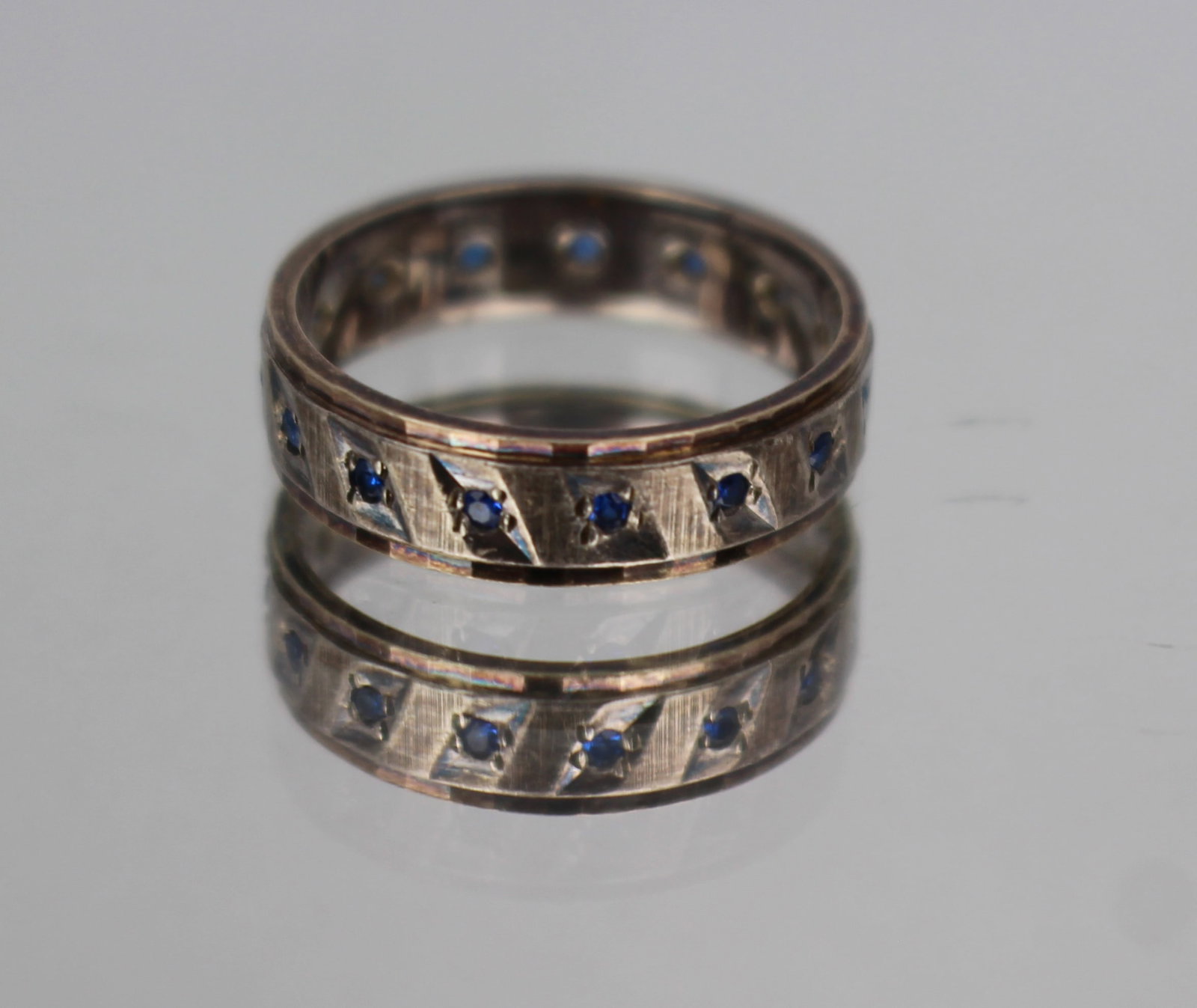 Title: Vintage Silver & 9ct Gold Ring Description: Vintage Silver & 9ct Gold Ring Condition: Used - 3