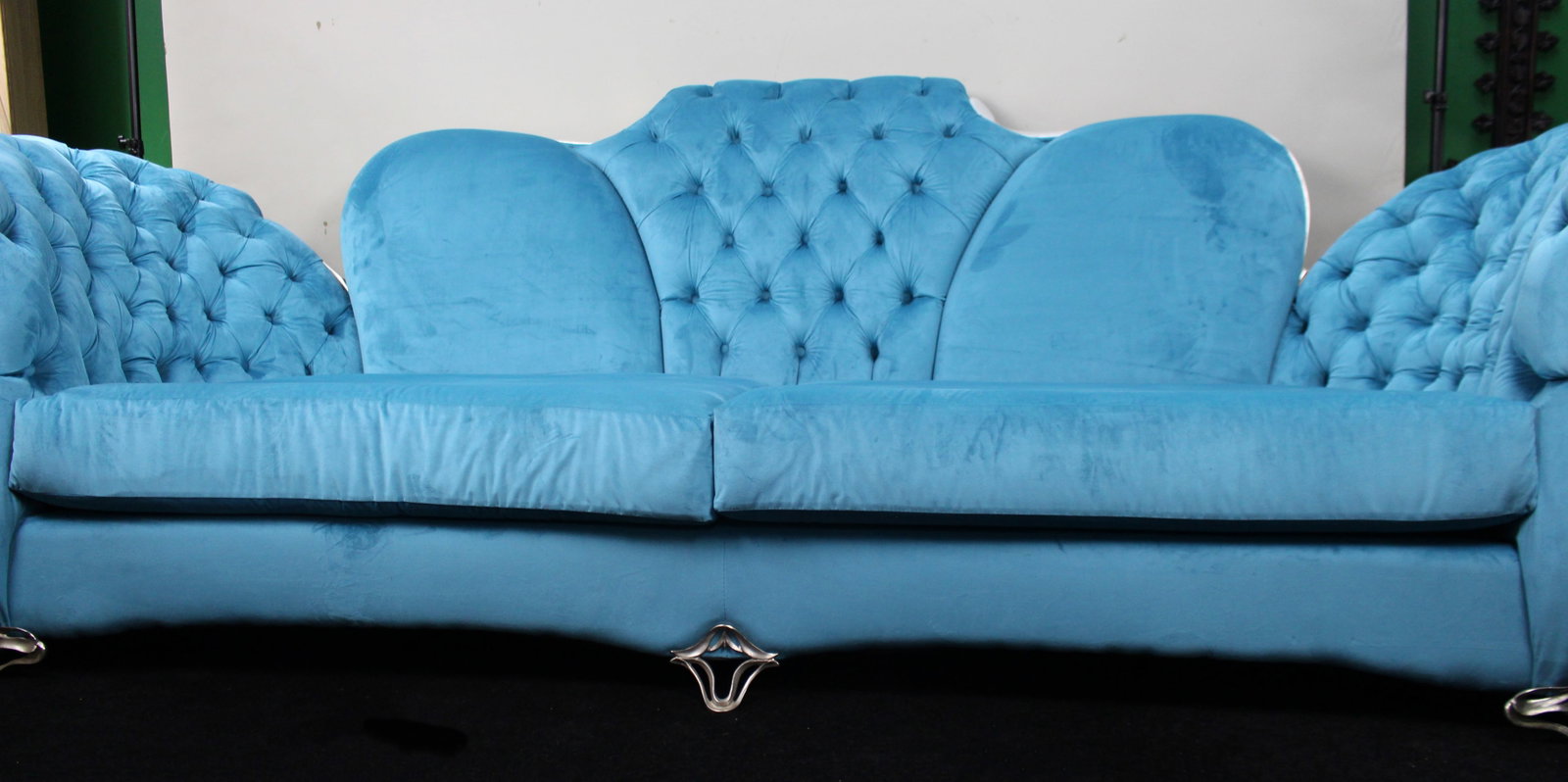 Title: Monumental Pair of Italian Postmodern ‘Butterfly’ Sofas by Mantellassi 1926 Descr - 4