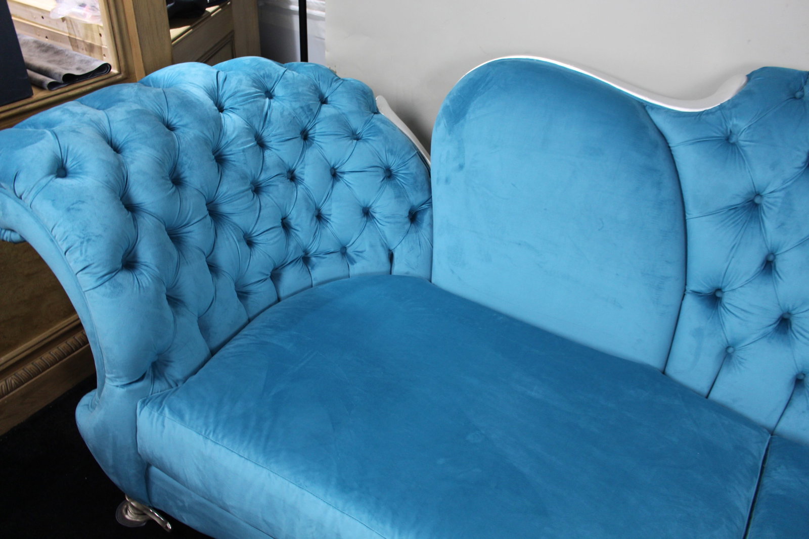 Title: Monumental Pair of Italian Postmodern ‘Butterfly’ Sofas by Mantellassi 1926 Descr - 8