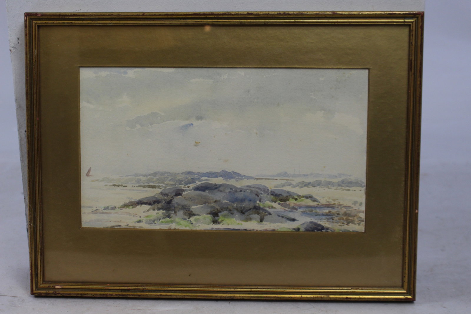 Title: Edwardian Beach Waterclour Set in Gilt Frame Description: Edwardian watercolour. Unsigned.: Title: Edwardian Beach Waterclour Set in Gilt Frame Description: Edwardian watercolour. Unsigned. Mounted & set behind glass in gilt frame. Frame measures 34.5 x 25 cm. Very minor foxing. Frame