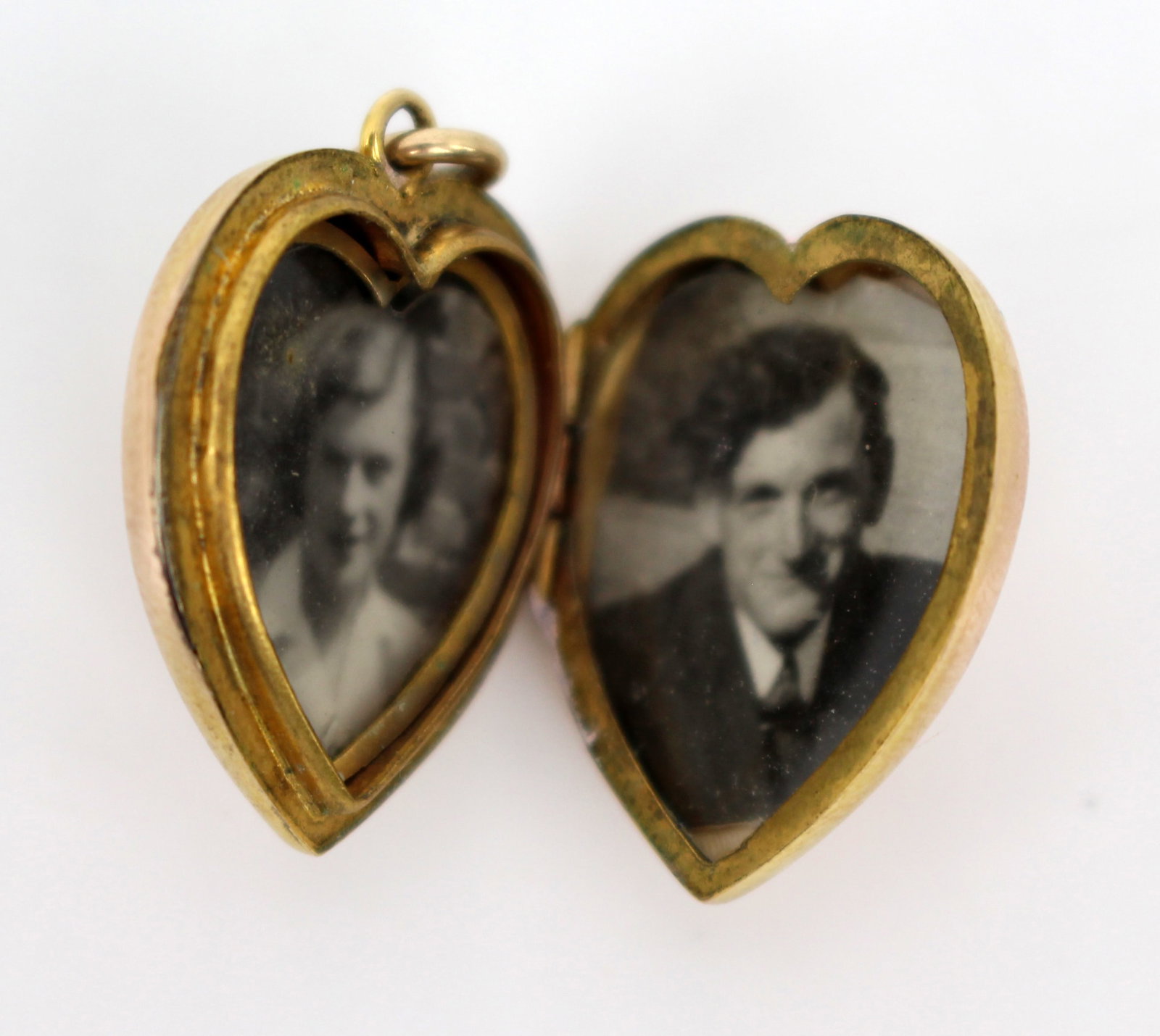Title: Vintage 9ct Gold Back and Front Heart Locket Description: Vintage 9ct Gold Back and Front - 7
