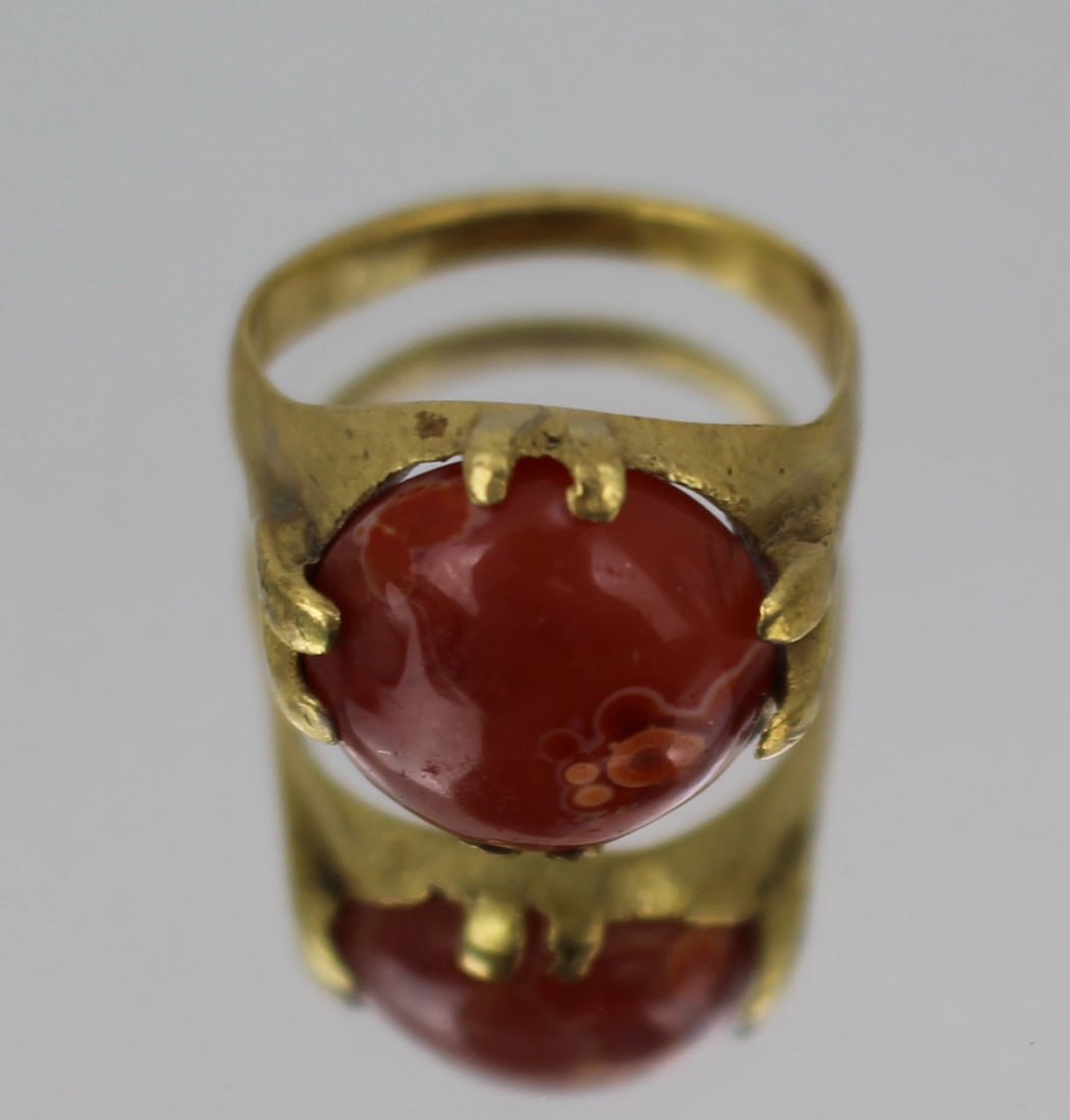 Title: Vintage Gold-Tone Agate Ring Description: Vintage Gold-Tone Agate Ring – Ornate Claw: Title: Vintage Gold-Tone Agate Ring Description: Vintage Gold-Tone Agate Ring – Ornate Claw Setting A vintage gold-tone ring, featuring a striking red and orange patterned agate cabochon held