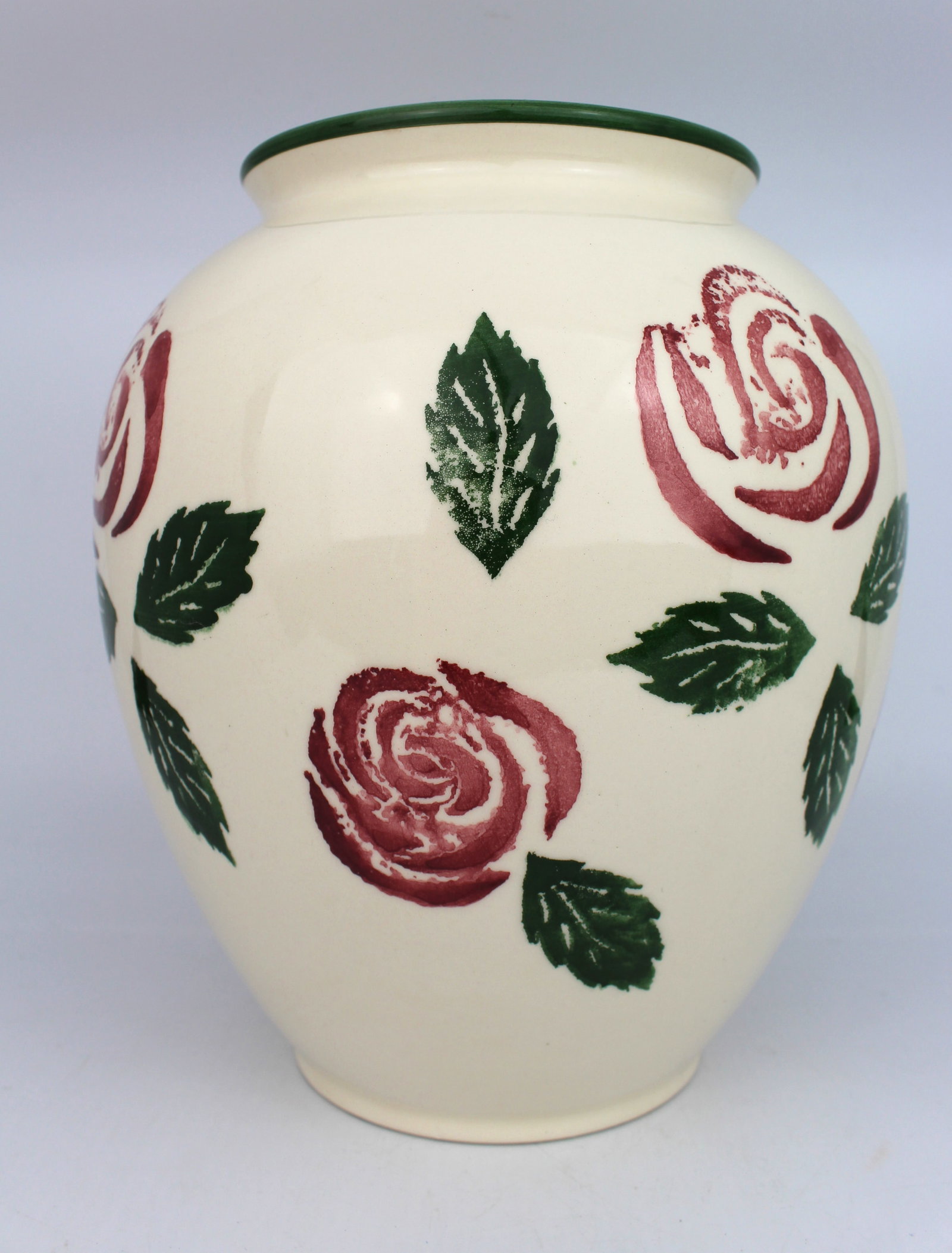 Title: Contemporary Decorative Rose Vase Description: Contemporary Decorative Rose Vase Measures - 4