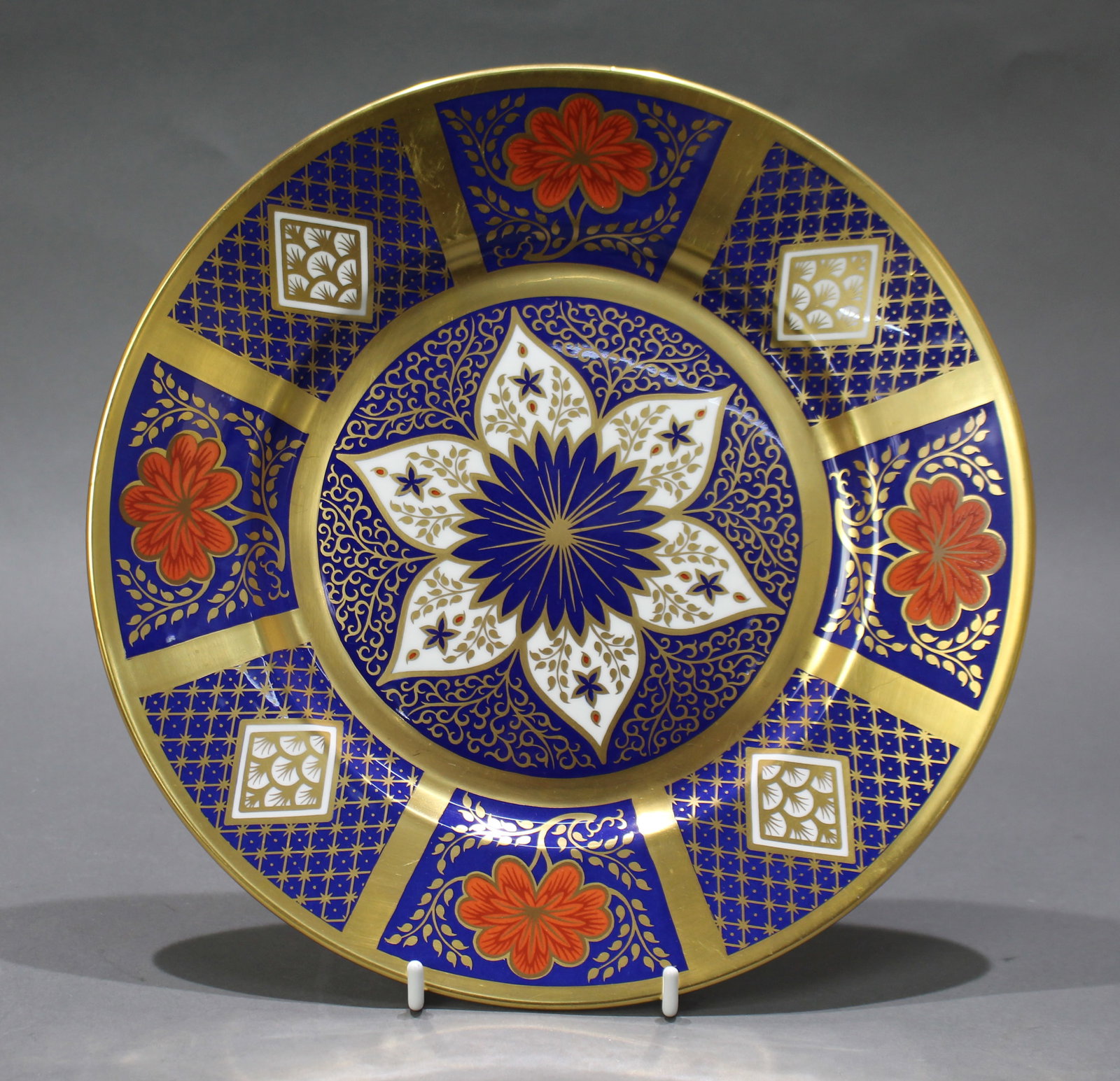 Title: Caverswall Romany 22ct Gold Cabinet Plate Description: Caverswall Romany 22ct Gold Cabinet: Title: Caverswall Romany 22ct Gold Cabinet Plate Description: Caverswall Romany 22ct Gold Cabinet Plate Caverswall. Made in England. Romany 22ct gold. Measures 27 cm in diameter. Full factory mark to