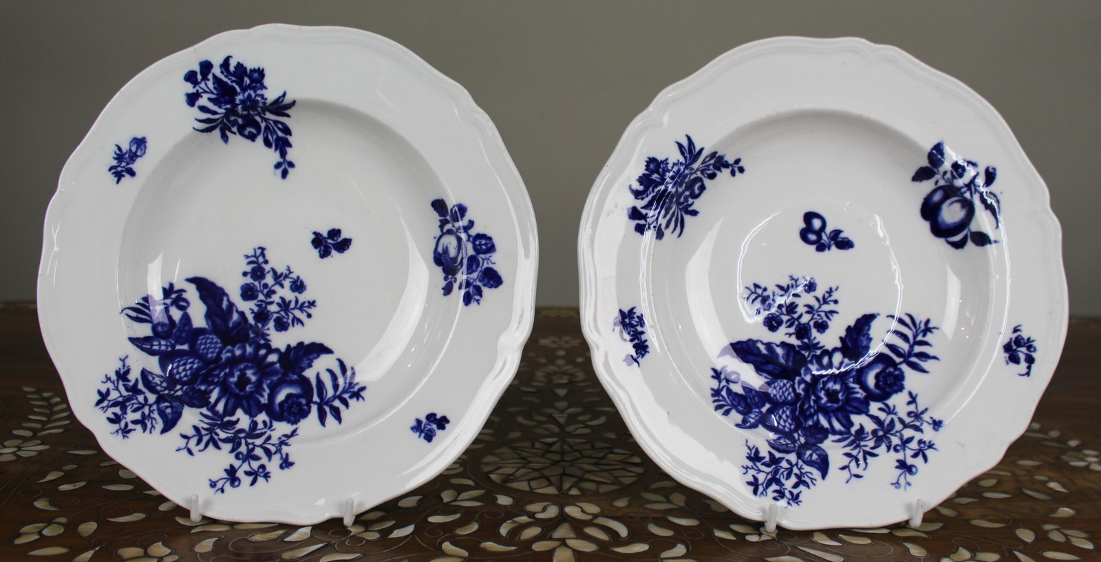 Title: Pair of 18th-Century English Blue & White Porcelain Bowls Description: Pair of 18th-Century (1 of 18)
