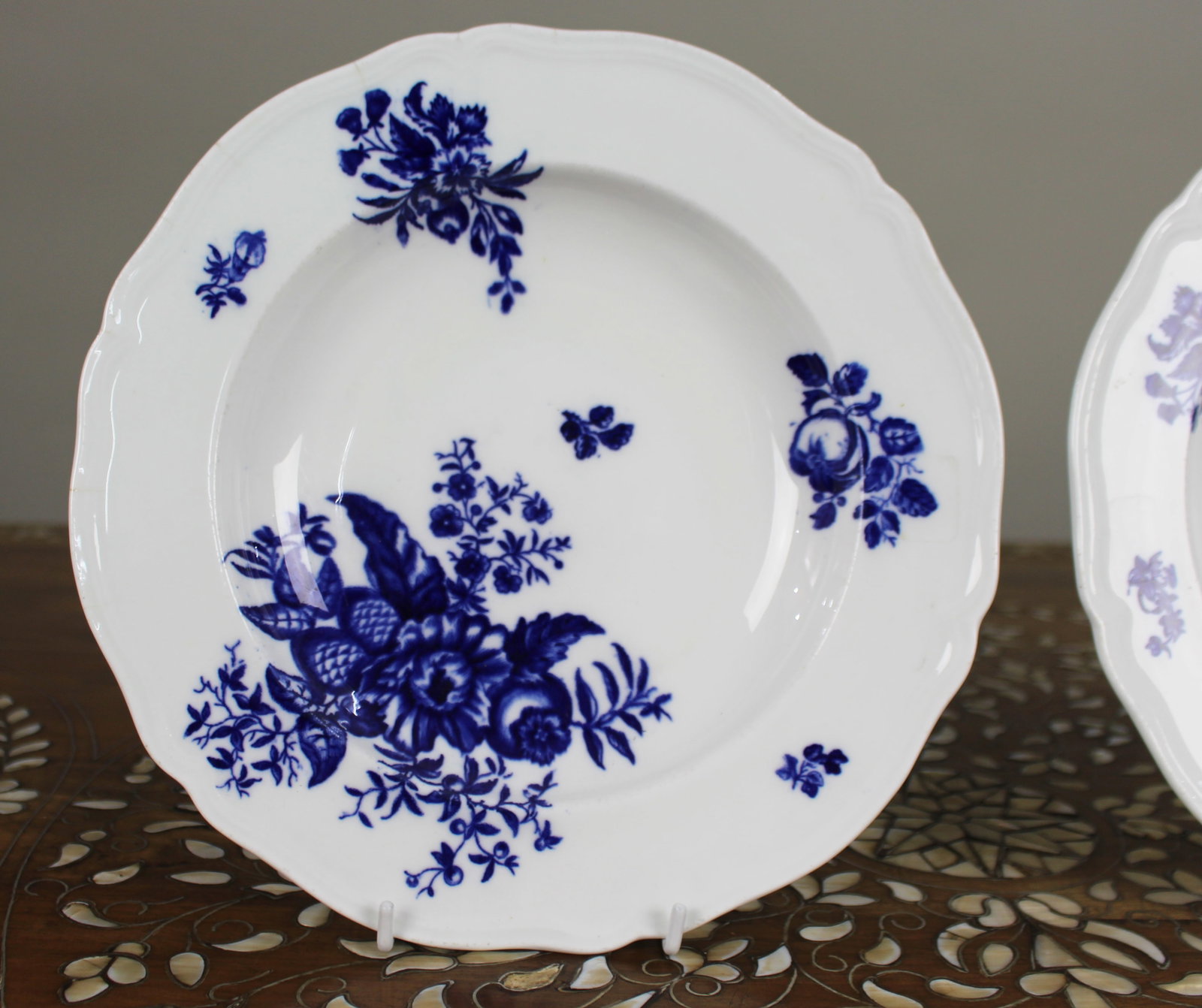 Title: Pair of 18th-Century English Blue & White Porcelain Bowls Description: Pair of 18th-Century - 3