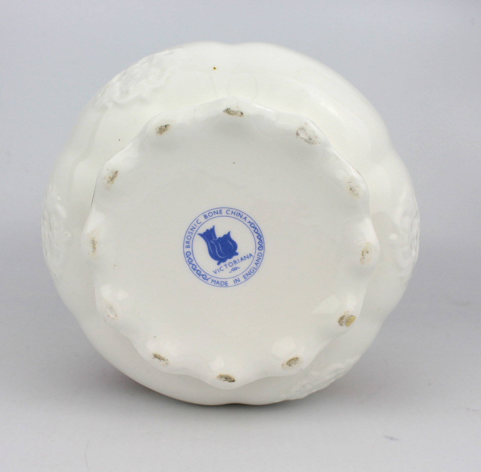 Title: Brosnic Bone China Country Roses Cache Pot Description: Brosnic Bone China Country Roses - 3