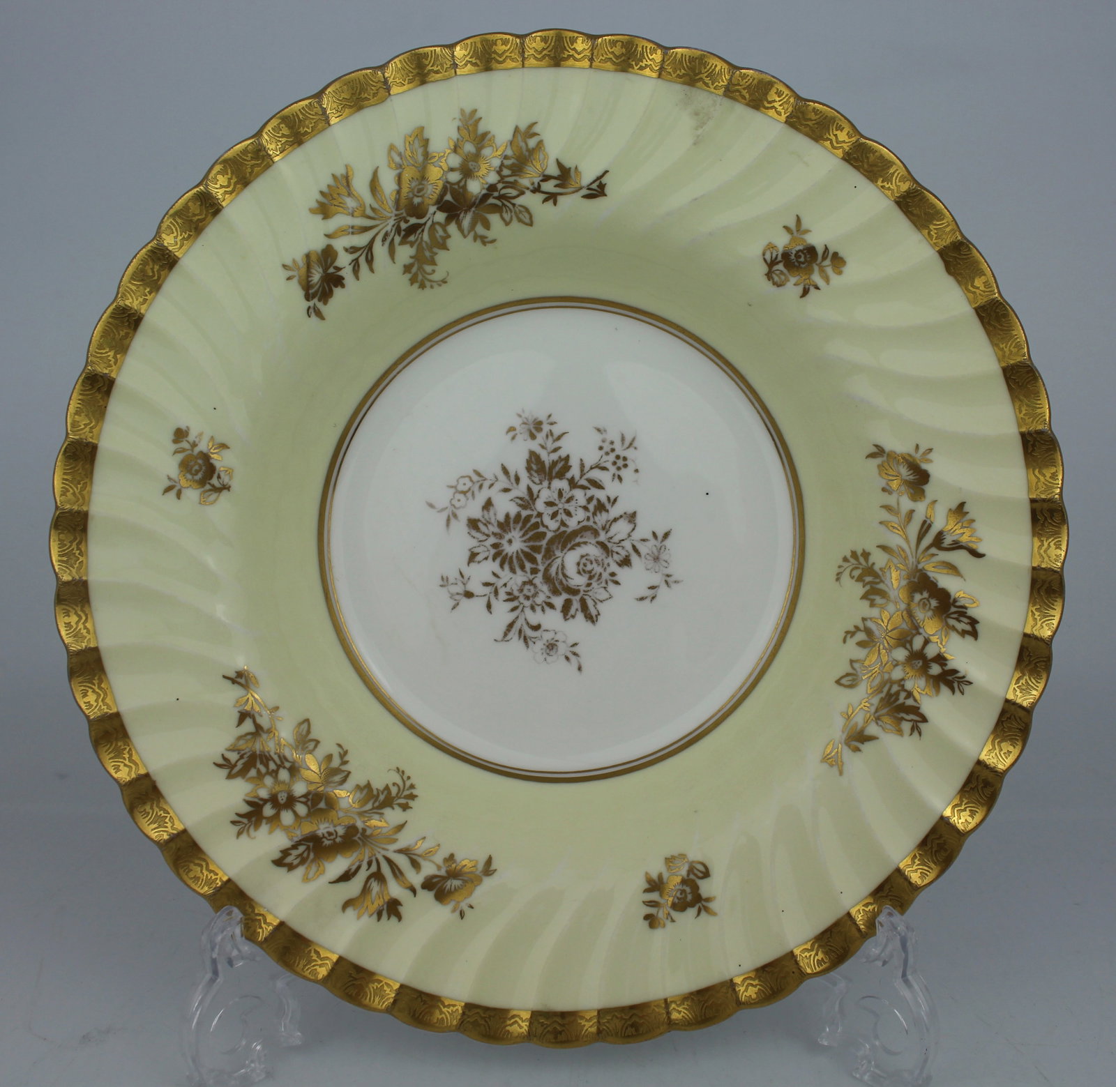 Title: Minton Gilt & Cream Dessert Bowl Description: Minton Gilt & Cream Dessert Bowl. Width: 22.5: Title: Minton Gilt & Cream Dessert Bowl Description: Minton Gilt & Cream Dessert Bowl. Width: 22.5 cm. No chips, cracks or repairs, gilding clean, a few surface scratches Condition: Used