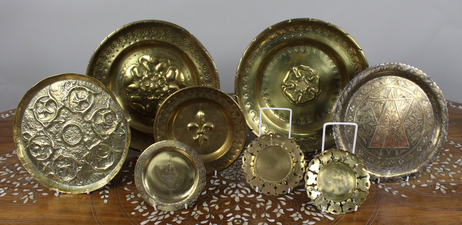 Title: Collection of 8 Antique Brass Wall Chargers & Plates Description: Collection of 8 Antique: Title: Collection of 8 Antique Brass Wall Chargers & Plates Description: Collection of 8 Antique Brass Wall Chargers & Plates. All pieces pictured Condition: Used Delivery option: Collection &