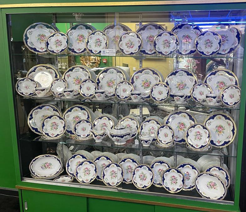 Title: Royal Worcester Charlotte Dinner Service 70 Pieces Description: Royal Worcester 'Charlotte': Title: Royal Worcester Charlotte Dinner Service 70 Pieces Description: Royal Worcester 'Charlotte' Pattern 70-Piece Dinner Service Made in England | Late 20th Century | First Quality A fine and extens