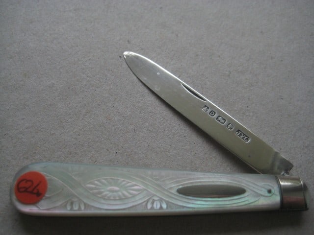 Victorian Mother of Pearl Hafted Silver Bladed Folding Fruit Knife: Title: Victorian Mother of Pearl Hafted Silver Bladed Folding Fruit Knife Description: Victorian Mother of Pearl Hafted Silver Bladed Folding Fruit Knife. The handle is decorated wit