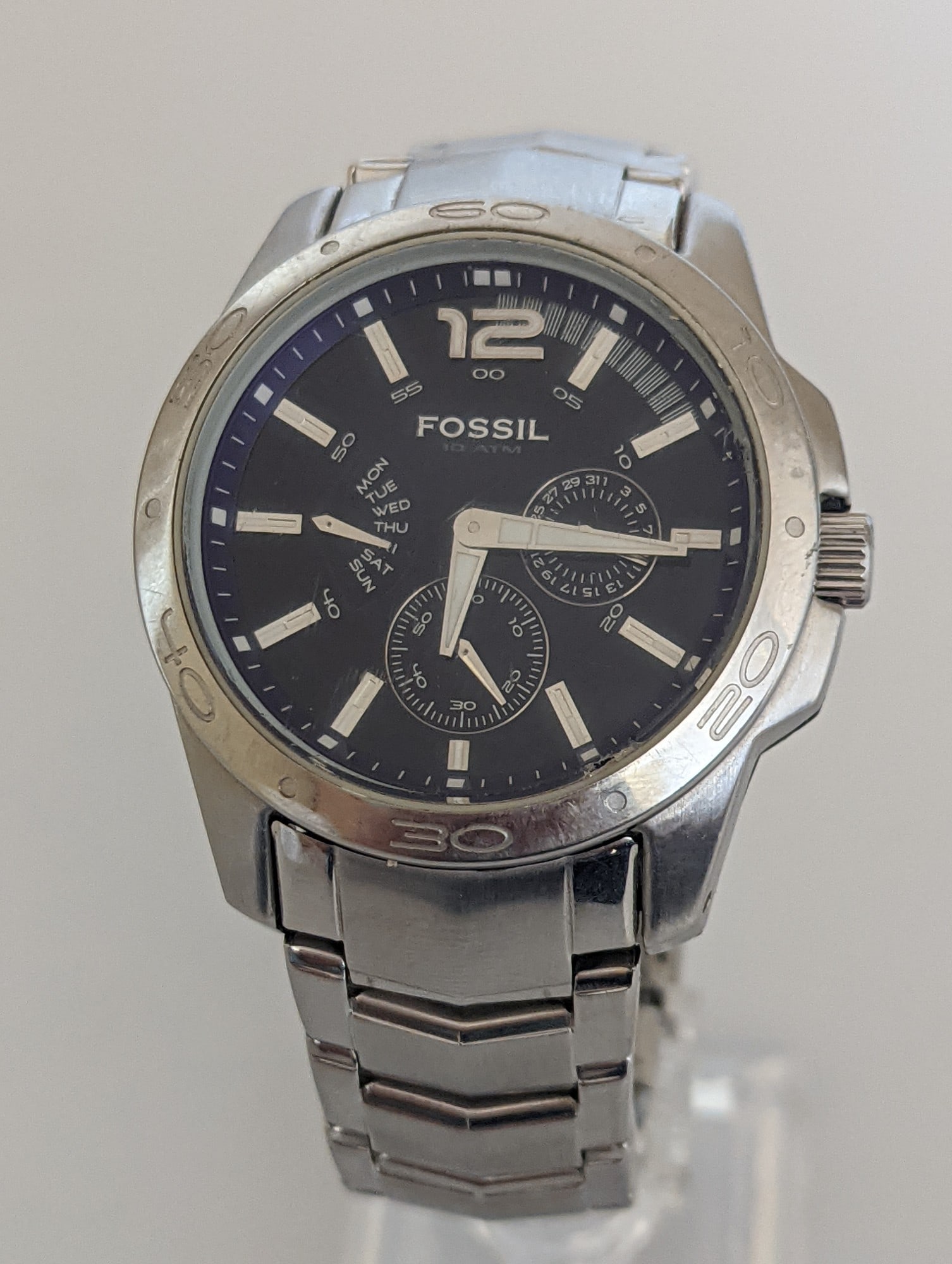 A Fossil BQ-9346 Men's Watch: Title: A Fossil BQ-9346 Men's Watch Description: A pre-owned Fossil BQ-9346 men's watch in good working condition. This bold, sporty timepiece features a large stainless steel case measuring