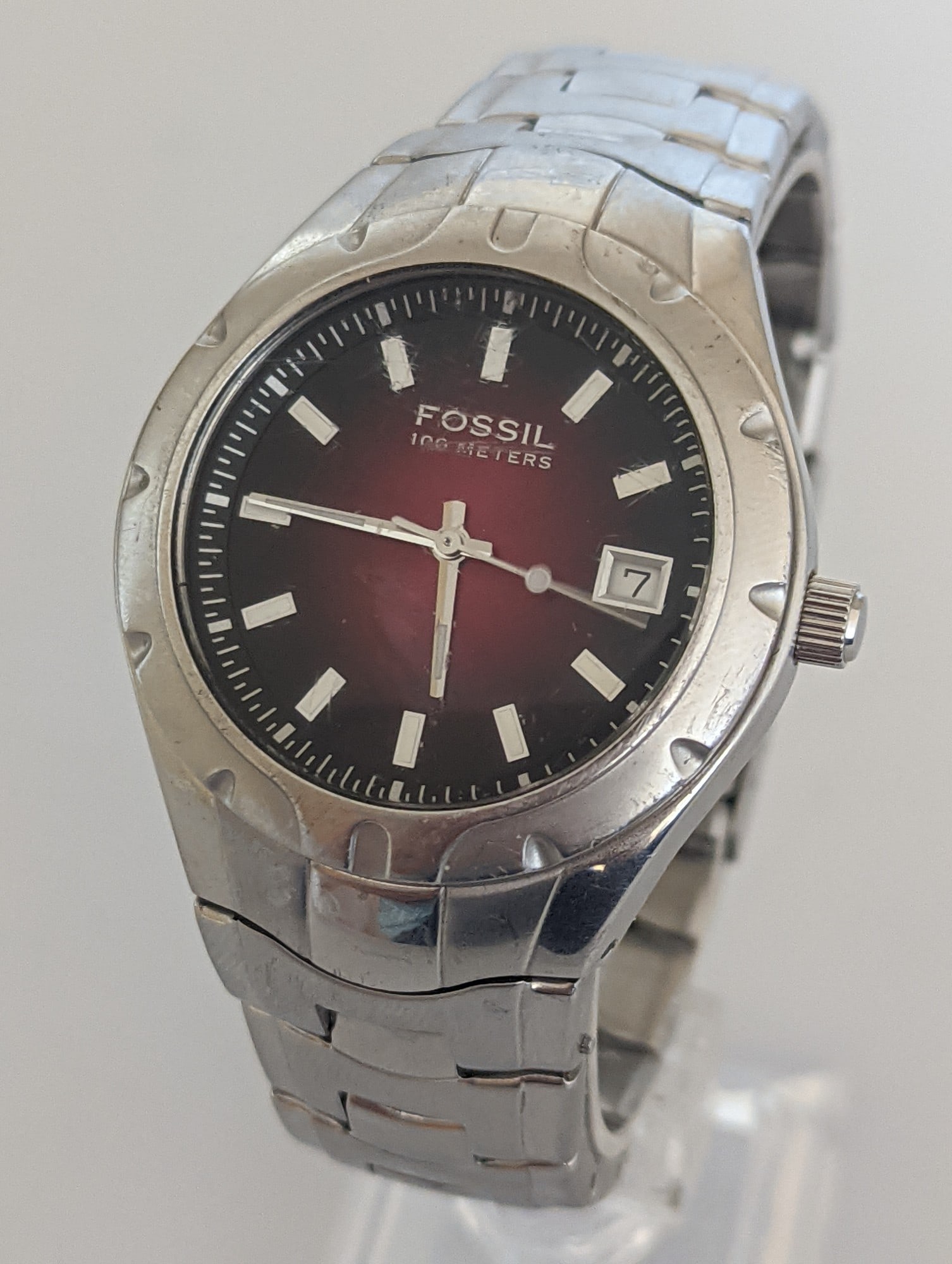 A Vintage Fossil Blue Classic Men’s Watch | Red Sunburst Dial | Stainless Steel | AM-4056: Title: A Vintage Fossil Blue Classic Men’s Watch | Red Sunburst Dial | Stainless Steel | AM-4056 Description: A distinctive piece from Fossil’s Blue collection (late 1990s–early