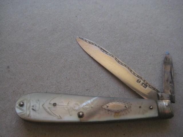 Rare George III Mother of Pearl Hafted Silver Bladed Folding Fruit Knife: Title: Rare George III Mother of Pearl Hafted Silver Bladed Folding Fruit Knife Description: Rare George III Mother of Pearl Hafted Silver Bladed Folding Fruit Knife. The handle is