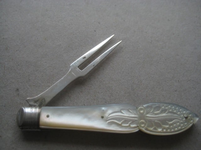 Title: Victorian Mother of Pearl Hafted Silver Folding Fruit Fork Description: Victorian Mothe - 2