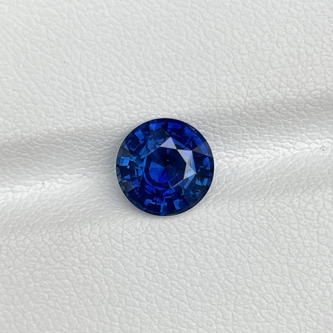 Certified Natural Royal Blue Sapphire 3.06 Ct Round | Sri Lanka | Gemstone: Title: Certified Natural Royal Blue Sapphire 3.06 Ct Round | Sri Lanka | Gemstone Description: STONE DESCRIPTION A certified natural Royal Blue Sapphire weighing 3.06 carats, originating from Sri