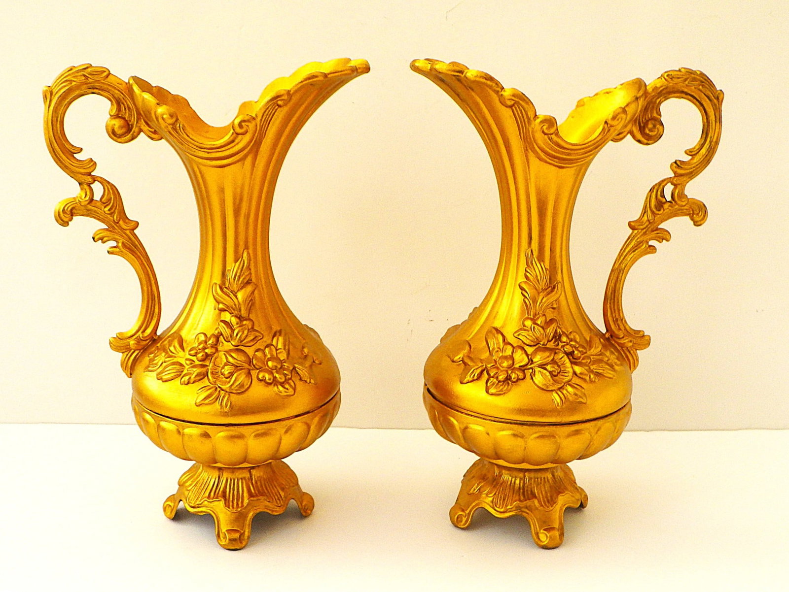 A Pair of Peltrato Vintage Italian Renaissance Style Pewter Pitchers 29cm: Title: A Pair of Peltrato Vintage Italian Renaissance Style Pewter Pitchers 29cm Description: A beautiful pair of vintage, Italian, Renaissance style, PELTRATO, 95% pure pewter, ornamental pitchers,