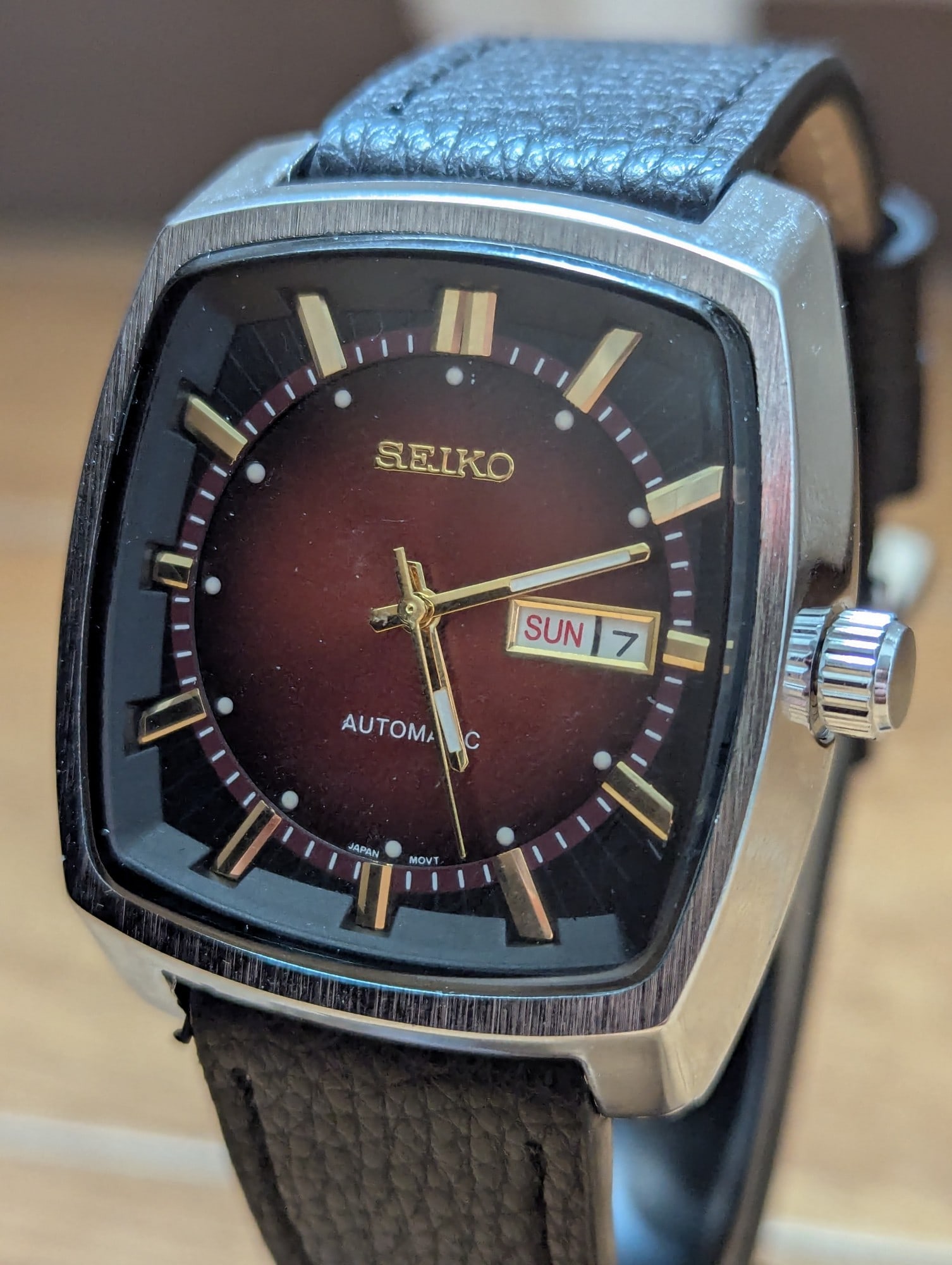 Seiko Automatic Day-Date – Tonneau Case, Brown Sunburst Dial: Title: Seiko Automatic Day-Date – Tonneau Case, Brown Sunburst Dial Description: Seiko Automatic Day-Date – Tonneau Case, Brown Sunburst Dial – Like-New Condition Up for sale is a