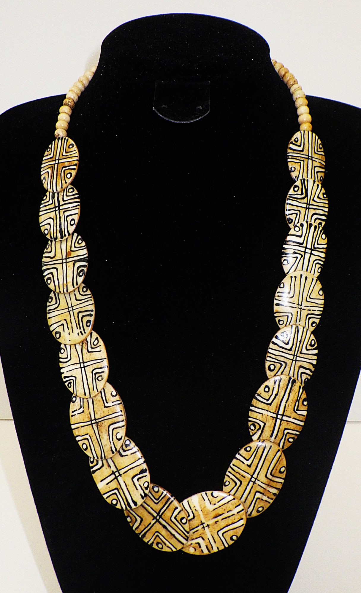 Vintage African Hand Made Bone Necklace: Title: Vintage African Hand Made Bone Necklace Description: A vintage, Senegalese, tribal bovine bone necklace with hand painted geometric designs, in excellent condition. Length: 65 cm,