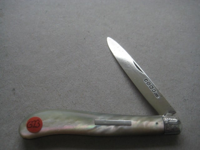 Victorian Mother of Pearl Hafted Silver Bladed Folding Fruit Knife: Title: Victorian Mother of Pearl Hafted Silver Bladed Folding Fruit Knife Description: Victorian Mother of Pearl Hafted Silver Bladed Folding Fruit Knife. The handle is plain, and has an engraved