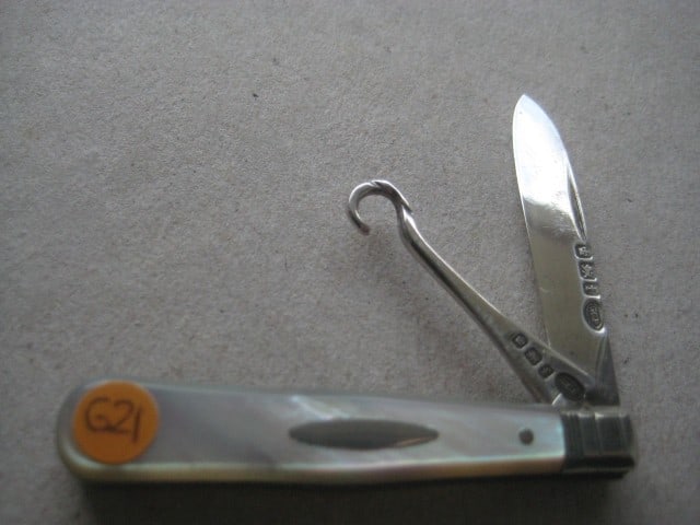 Victorian Mother of Pearl Hafted Twin Silver Bladed Folding Fruit Knife: Title: Victorian Mother of Pearl Hafted Twin Silver Bladed Folding Fruit Knife Description: Victorian Mother of Pearl Hafted Twin Silver Bladed Folding Fruit Knife. The handle is plain.&nb