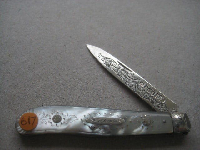 Victorian Mother of Pearl Hafted Silver Bladed Folding Fruit Knife: Title: Victorian Mother of Pearl Hafted Silver Bladed Folding Fruit Knife Description: Victorian Mother of Pearl Hafted Silver Bladed Folding Fruit Knife. The handle is decorated wit