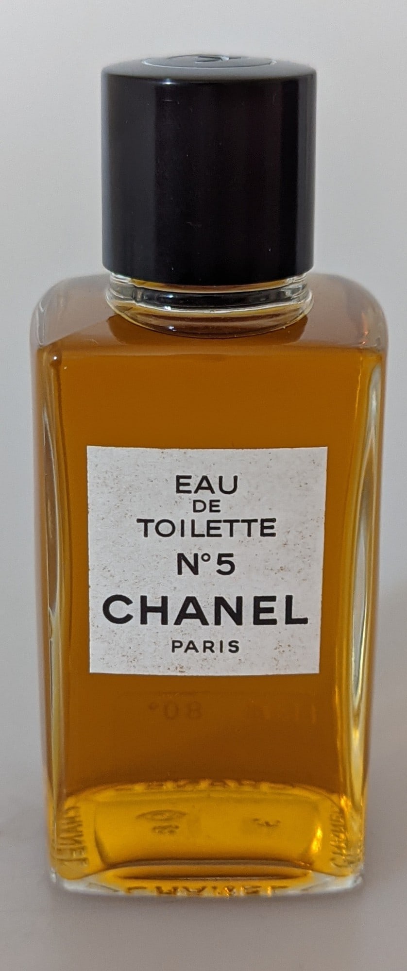 Vintage 1981 Chanel No 5 Eau de Toilette Splash Perfume, 118ml, Boxed French Collectible: Title: Vintage 1981 Chanel No 5 Eau de Toilette Splash Perfume, 118ml, Boxed French Collectible Description: An exceptional find for perfume collectors and enthusiasts. This is an authentic, vintage
