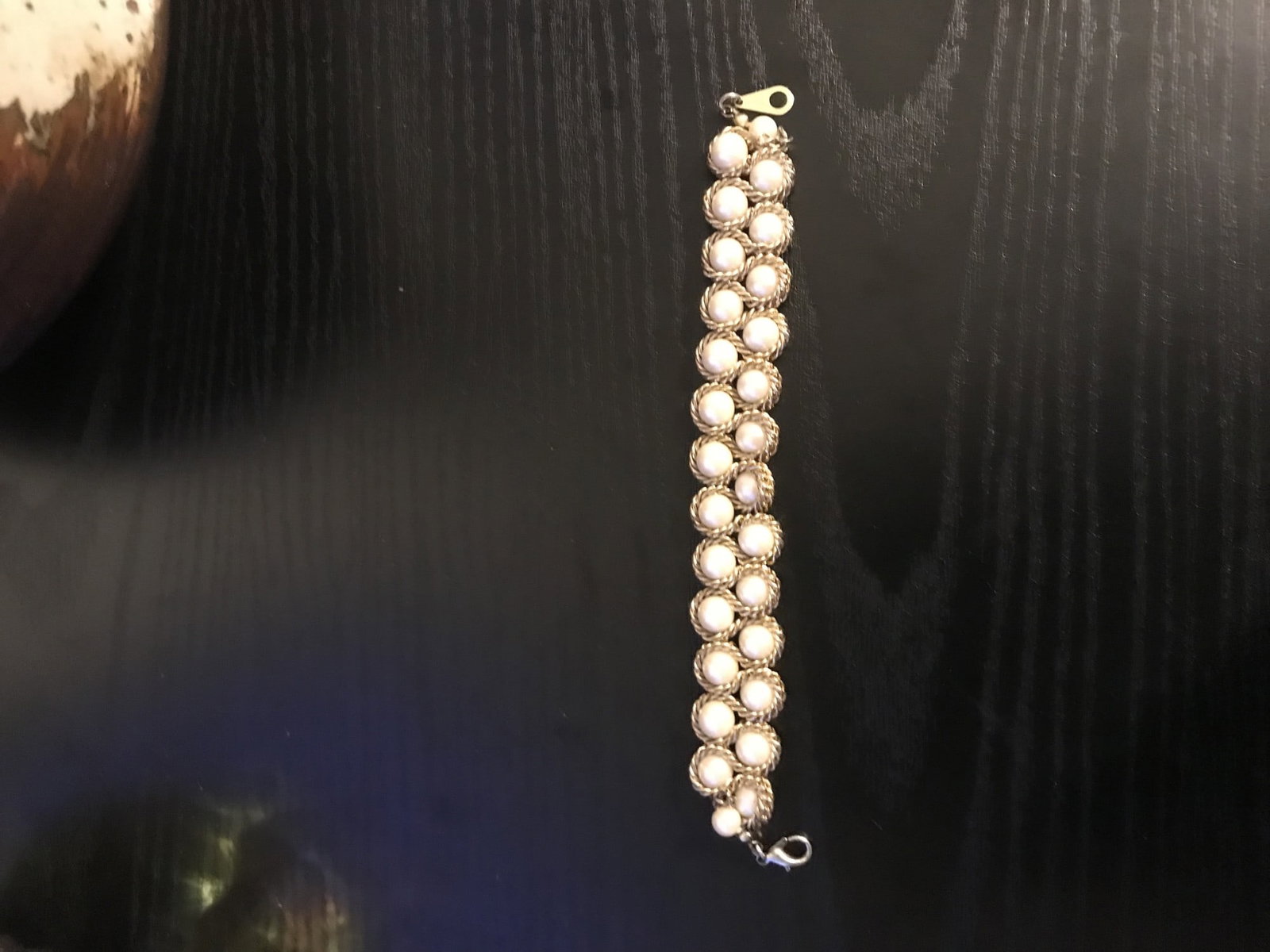 Faux Pearl Bracelet With Twisted Gold Tone Metal: Title: Faux Pearl Bracelet With Twisted Gold Tone Metal Description: Vintage faux Pearl and gold tone metal bracelet. Condition: Used Delivery option: Delivery Location: NW4 Category: Antiques