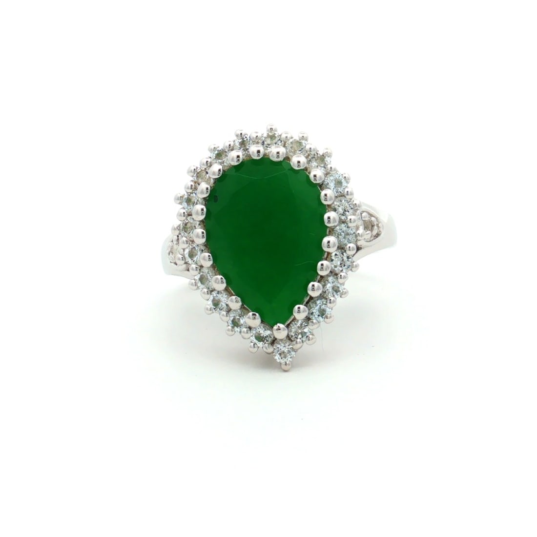 HRD Certified Green Onyx & White Topaz Ring – 925 Sterling Silver: Title: HRD Certified Green Onyx & White Topaz Ring – 925 Sterling Silver Description: A fine 925 Sterling Silver ring featuring a pear-shaped Green Onyx centre stone complemented by White