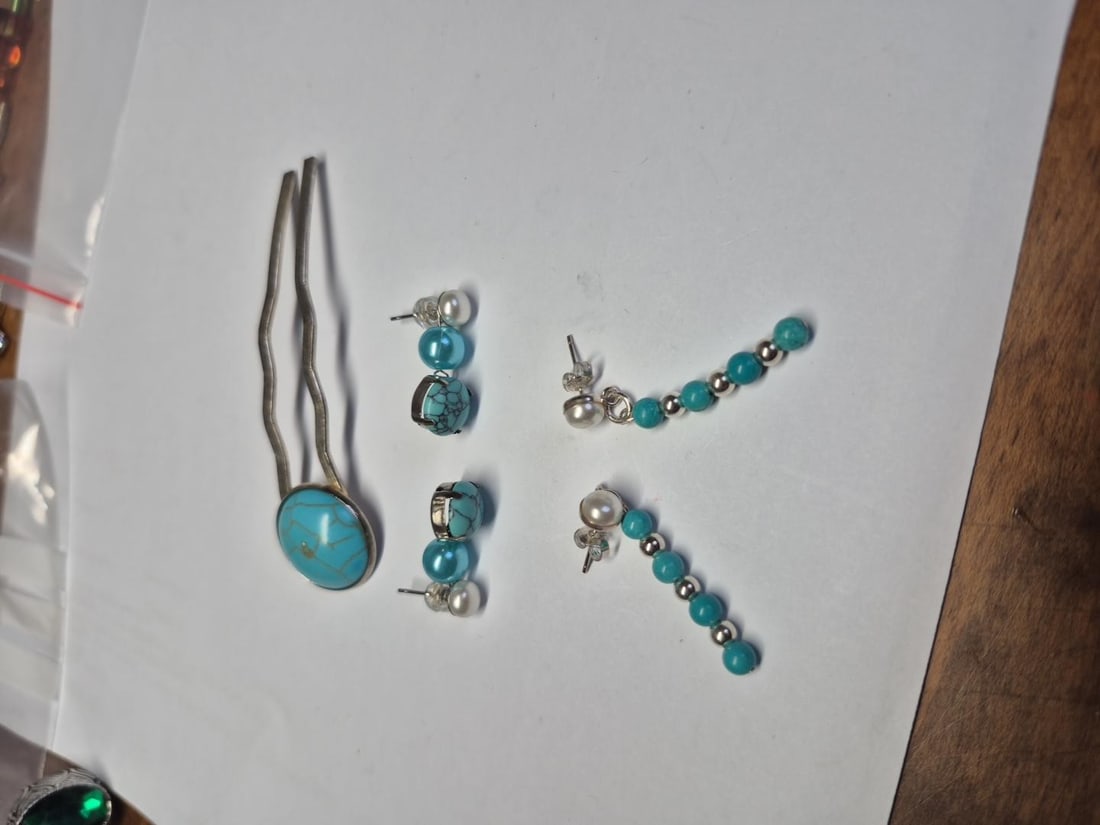 Turquoise-Style Jewellery Set with Hair Pin & Earrings: Title: Turquoise-Style Jewellery Set with Hair Pin & Earrings Description: Decorative jewellery set featuring a silver-tone hair pin with a turquoise-coloured stone and two pairs of matching