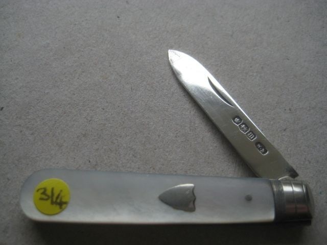 George V Mother of Pearl Hafted Silver Bladed Folding Fruit Knife: Title: George V Mother of Pearl Hafted Silver Bladed Folding Fruit Knife Description: George V Mother of Pearl Hafted Silver Bladed Folding Fruit Knife The mother of pearl handle is