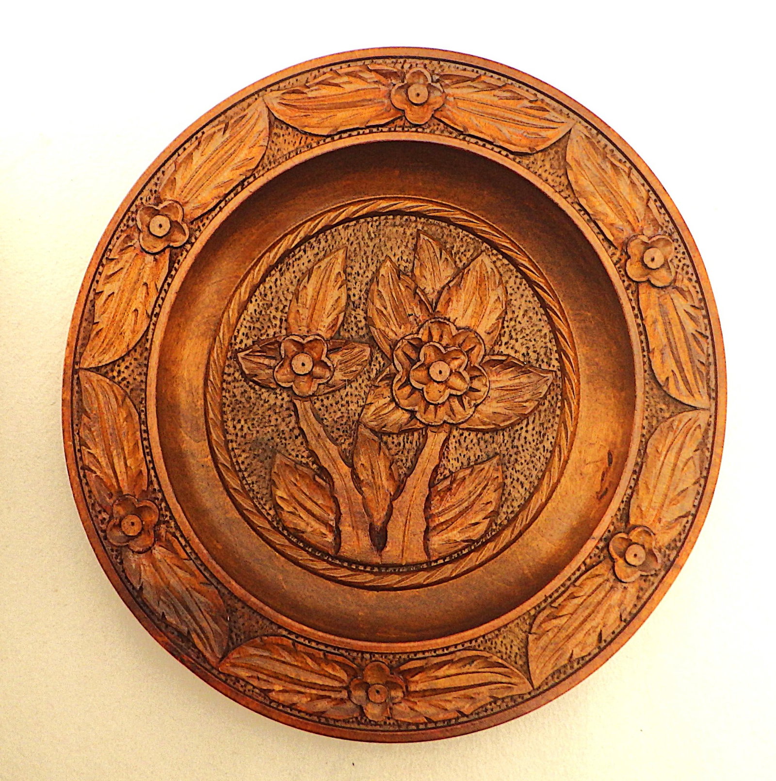 Antique Hand Carved Ornamental Wooden Plate: Title: Antique Hand Carved Ornamental Wooden Plate Description: Antique, Indian, hand carved, ornamental wooden plate, in excellent condition. Dimensions: 25 x 25 x 4.5 cm. Free delivery is