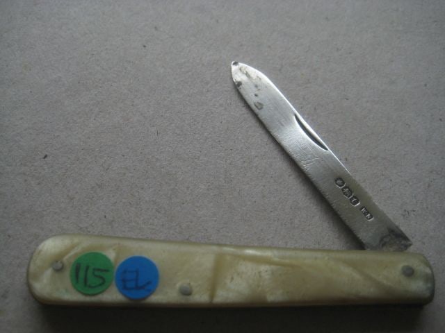 George V Yellow Bakerlite Plastic Hafted Silver Bladed Folding Fruit Knife: Title: George V Yellow Bakerlite Plastic Hafted Silver Bladed Folding Fruit Knife Description: George V Yellow Bakerlite Plastic Hafted Silver Bladed Folding Fruit Knife. 