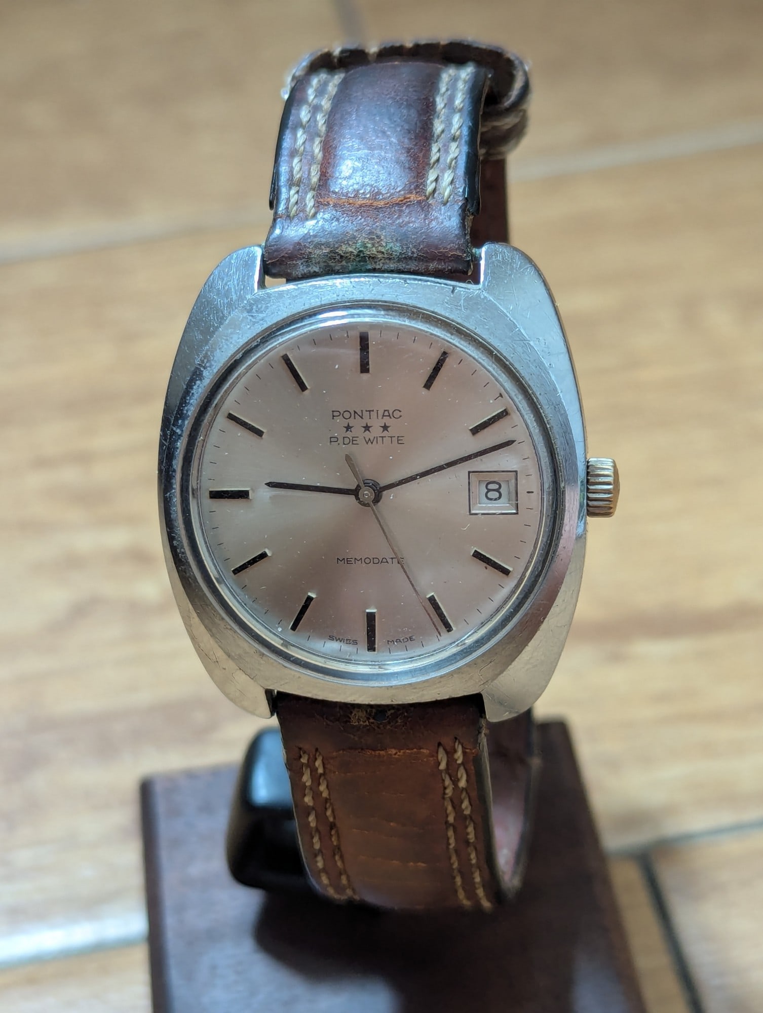 Vintage Pontiac Memodate 3-Star ""P. De Witte"" Swiss Mechanical Watch - Working: Title: Vintage Pontiac Memodate 3-Star "P. De Witte" Swiss Mechanical Watch - Working Description: A vintage Pontiac Memodate 3-Star wristwatch. This classic Swiss-made timepiece features a rare