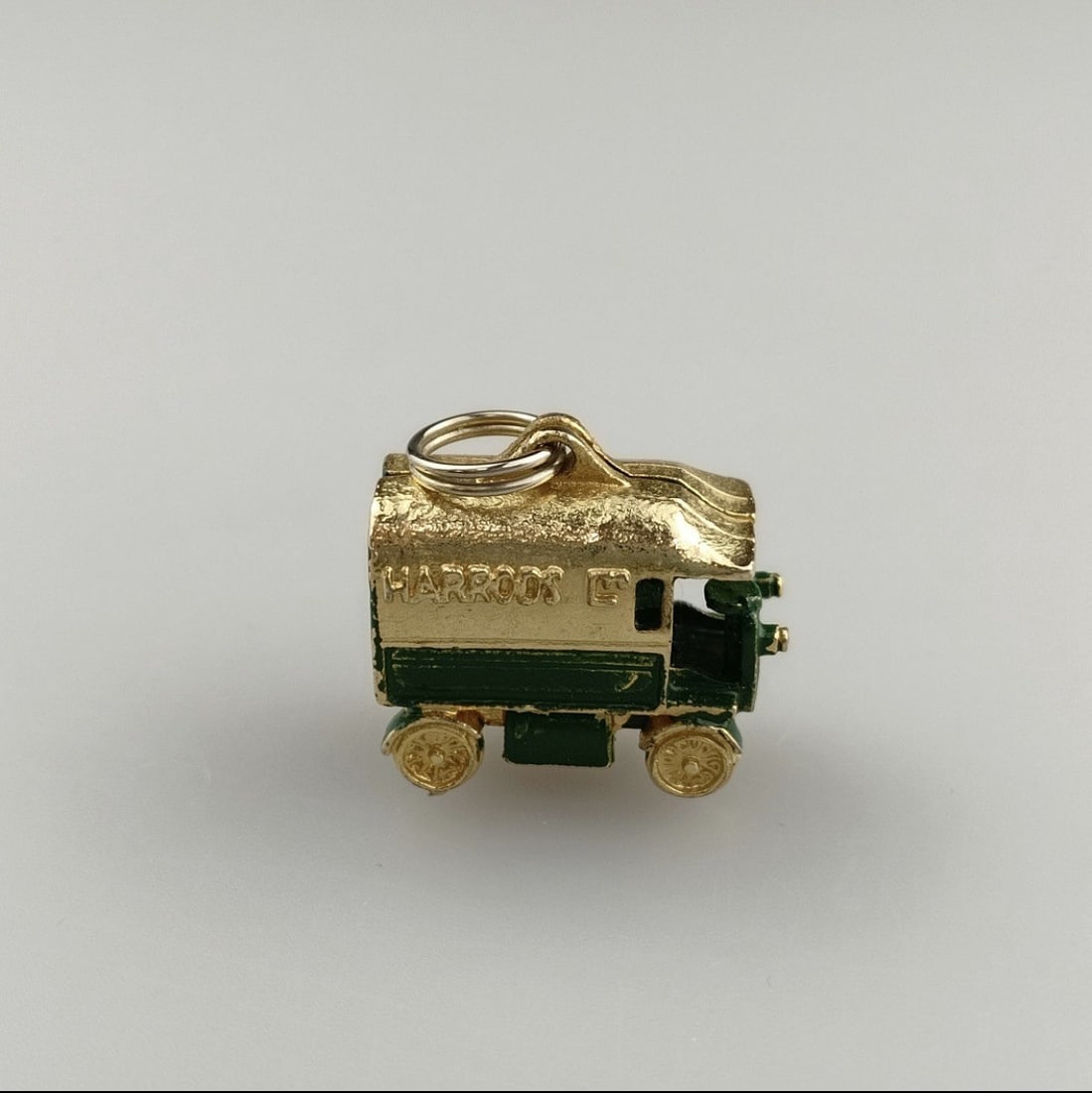 Vintage Harrods Key Holder: Title: Vintage Harrods Key Holder Description: Small delivery trailer with “ Harrods LT” lettering ( ca 2 x 2.5 cm) Weight-20 g Delivery-5 Condition: Used Delivery option: Collection