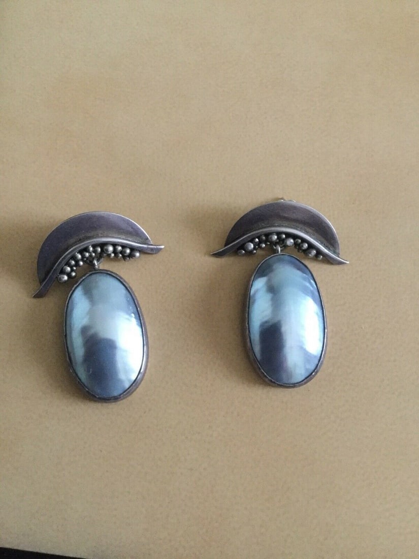 Liz Horn & Ron Zukor Pearl Bali Sterling Silver Earrings: Title: Liz Horn & Ron Zukor Pearl Bali Sterling Silver Earrings Description: Vintage Designer Bali style silver and pearl earrings Unusual and rare statement earrings Signed 925 and