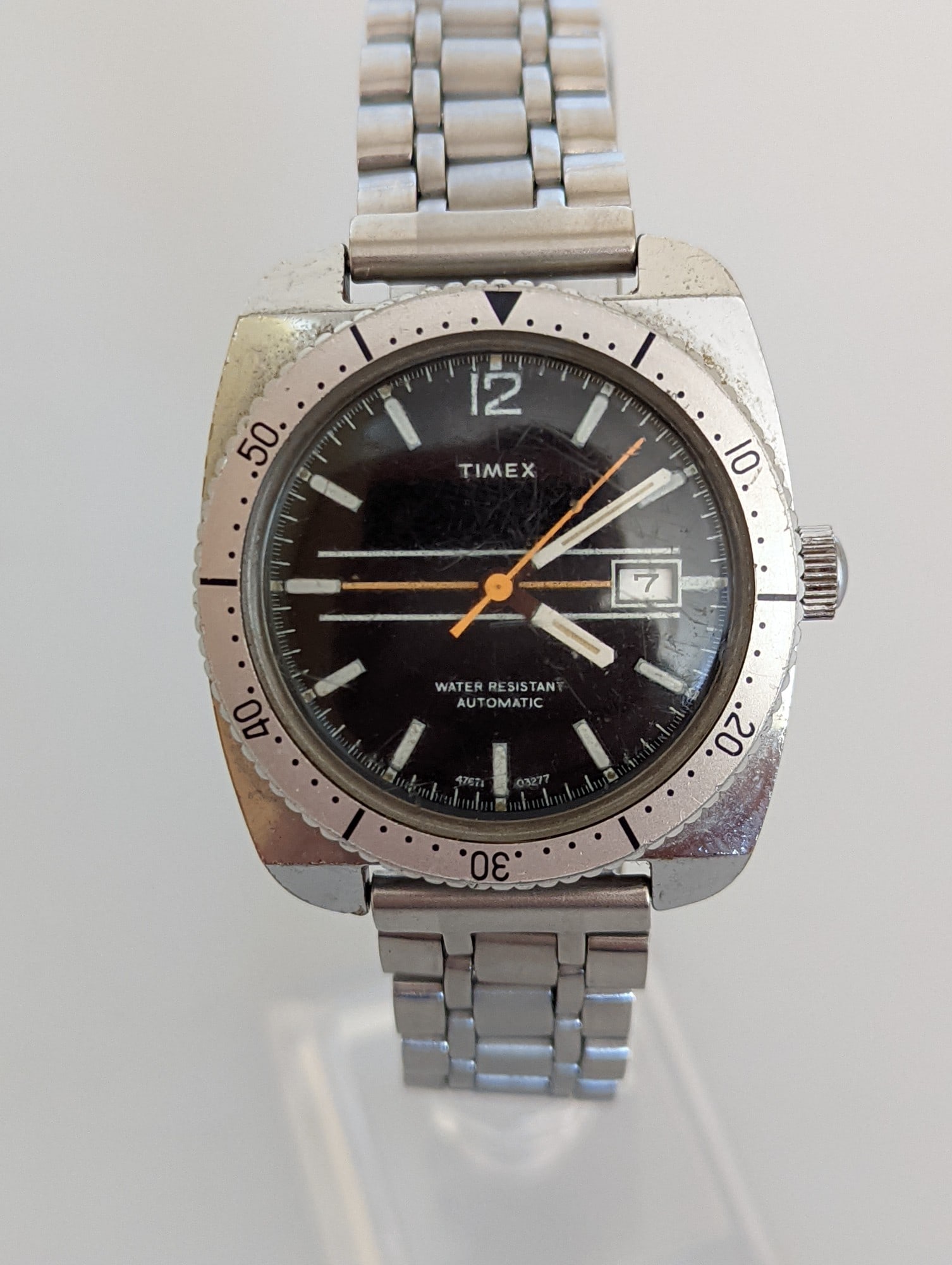 Vintage 1977 Timex Viscount Automatic Dive Watch: Title: Vintage 1977 Timex Viscount Automatic Dive Watch Description: Add a classic piece of 1970s horology to your collection! This vintage Timex Viscount Automatic features a bold, sporty