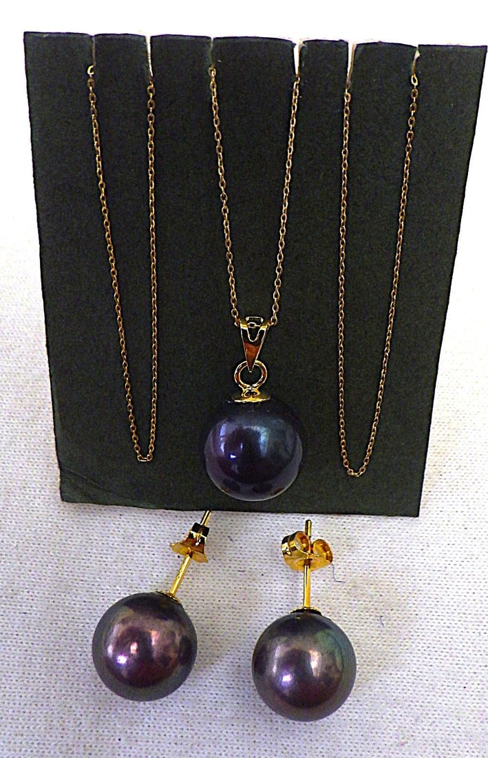 14 K Gold Pendant & Earrings With Round Tahitian Pearls 10 mm: Title: 14 K Gold Pendant & Earrings With Round Tahitian Pearls 10 mm Description: A beautiful pair of 14 K yellow gold stud earrings with genuine, top quality, round, Tahitian pearls accompanied